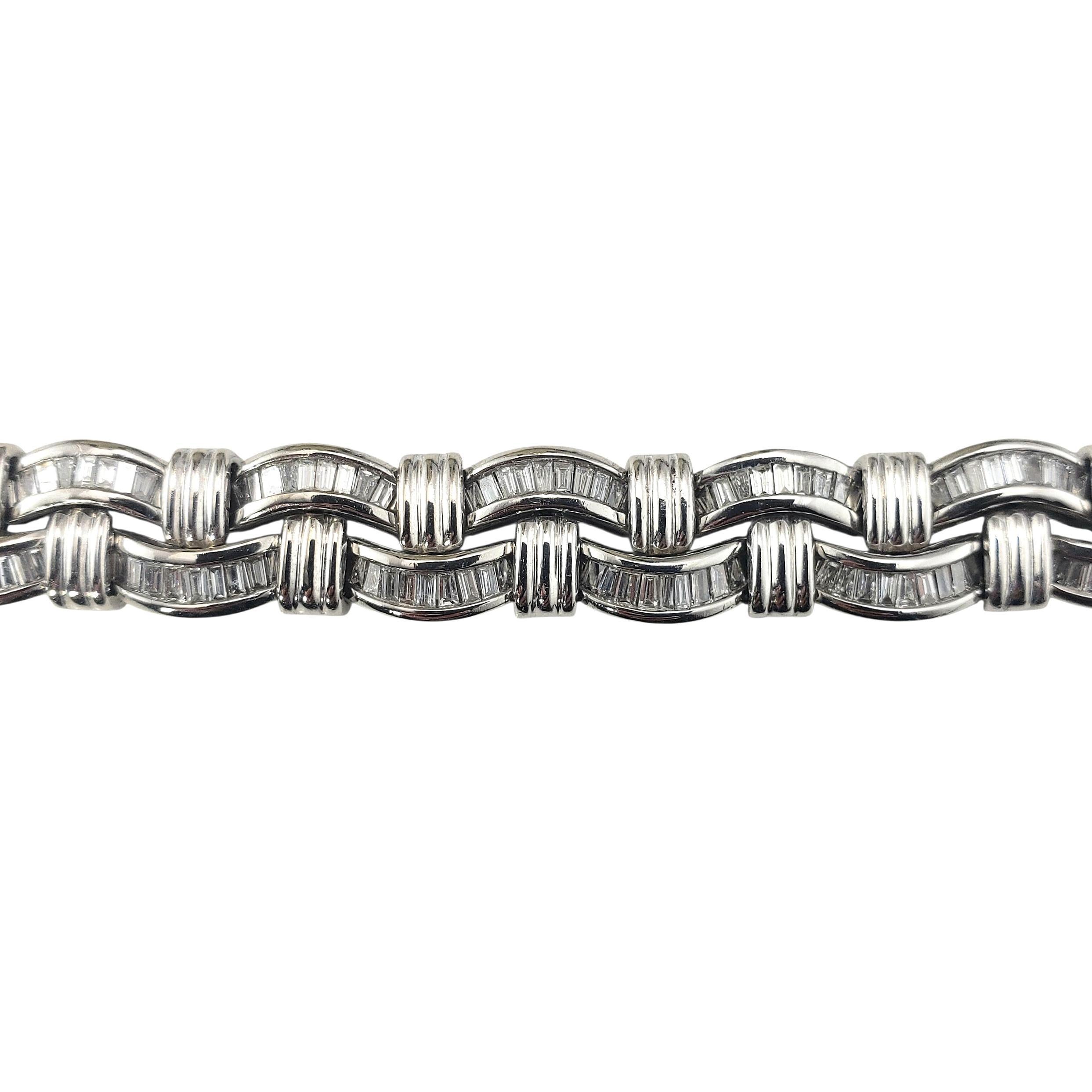 Pulsera estilo trenzado con diamantes baguette engastados en canal de oro blanco de 14 quilates #22386 Contemporáneo en venta