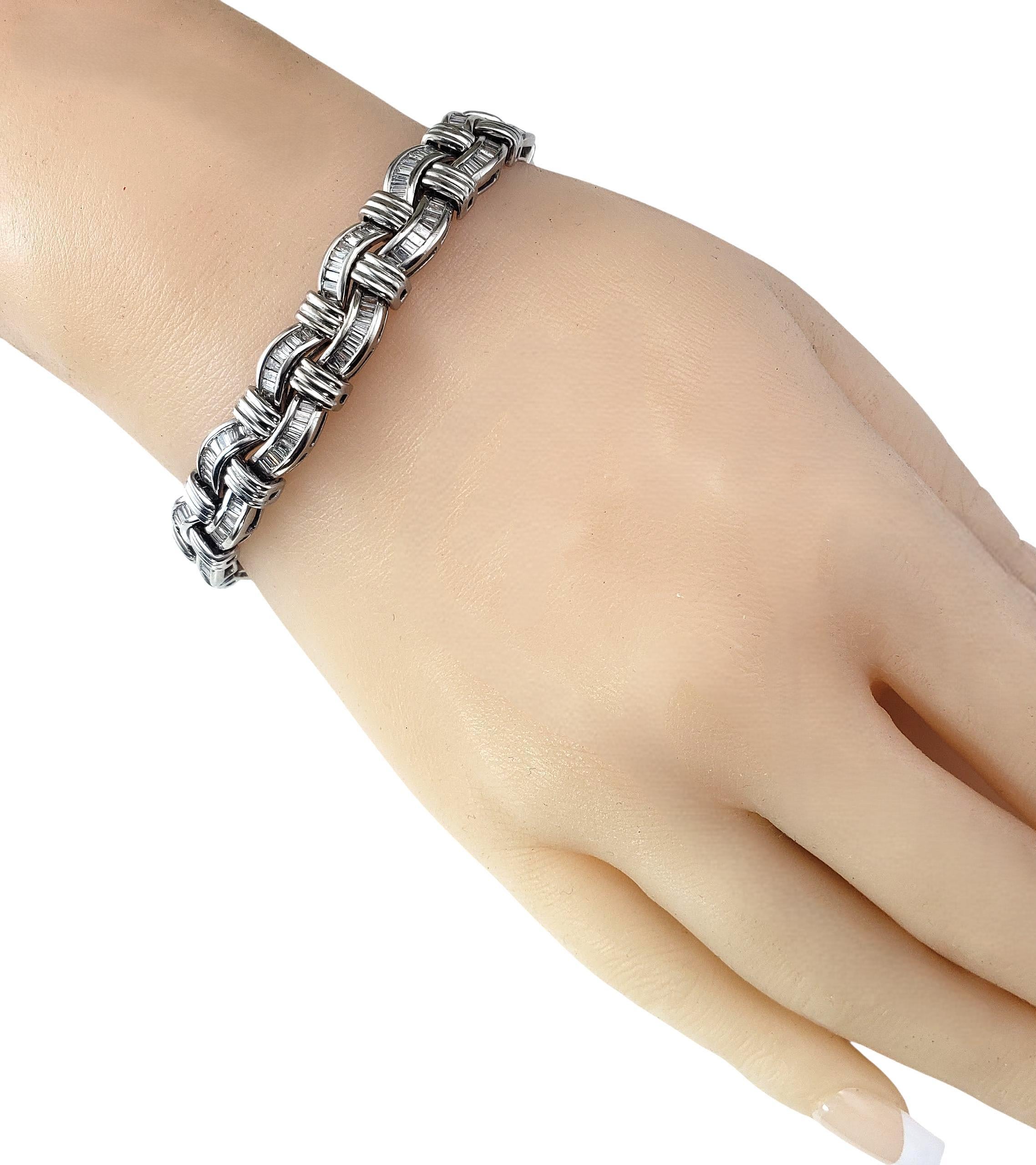 Pulsera estilo trenzado con diamantes baguette engastados en canal de oro blanco de 14 quilates #22386 en Bueno estado para la venta en Washington Depot, CT