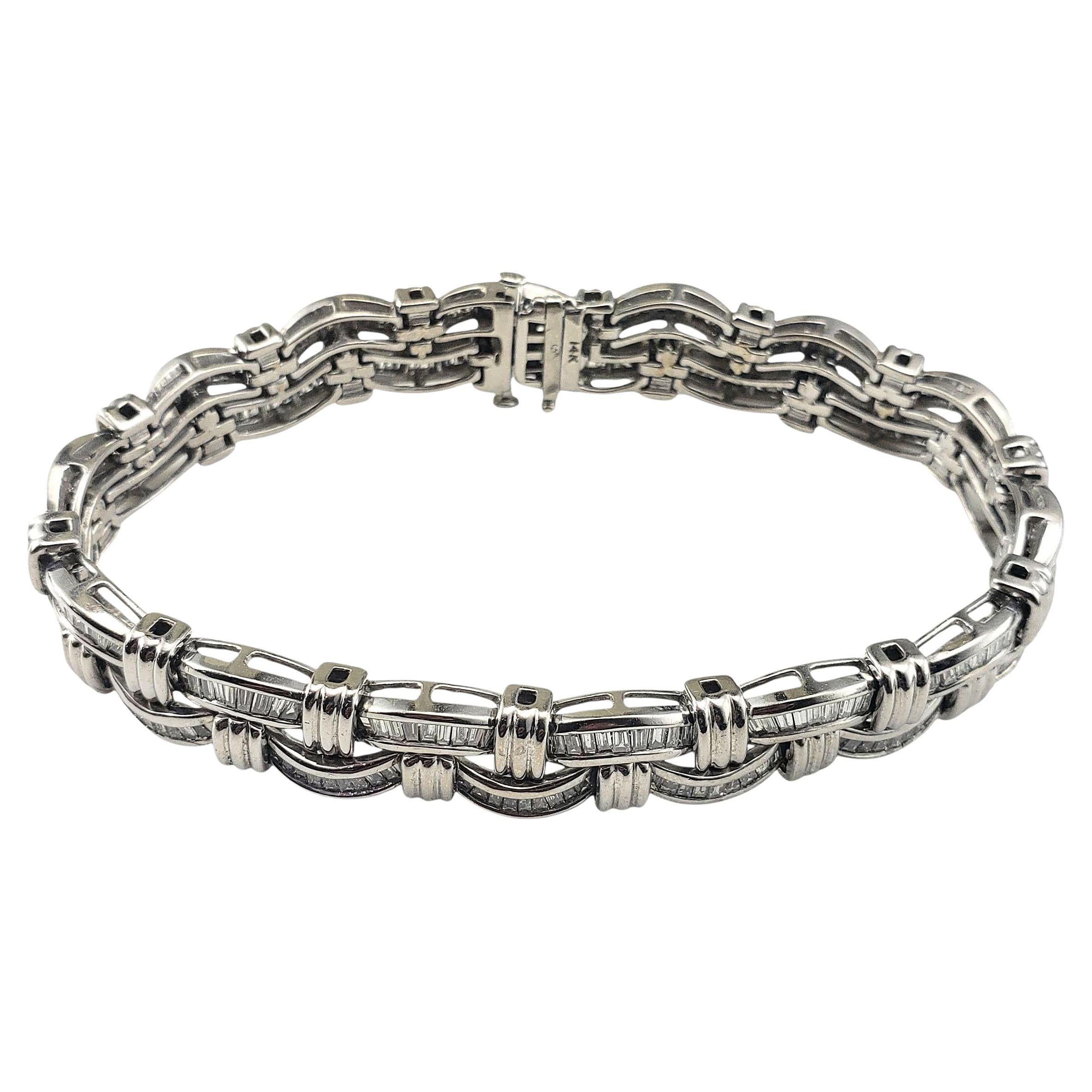 Pulsera estilo trenzado con diamantes baguette engastados en canal de oro blanco de 14 quilates #22386 en venta
