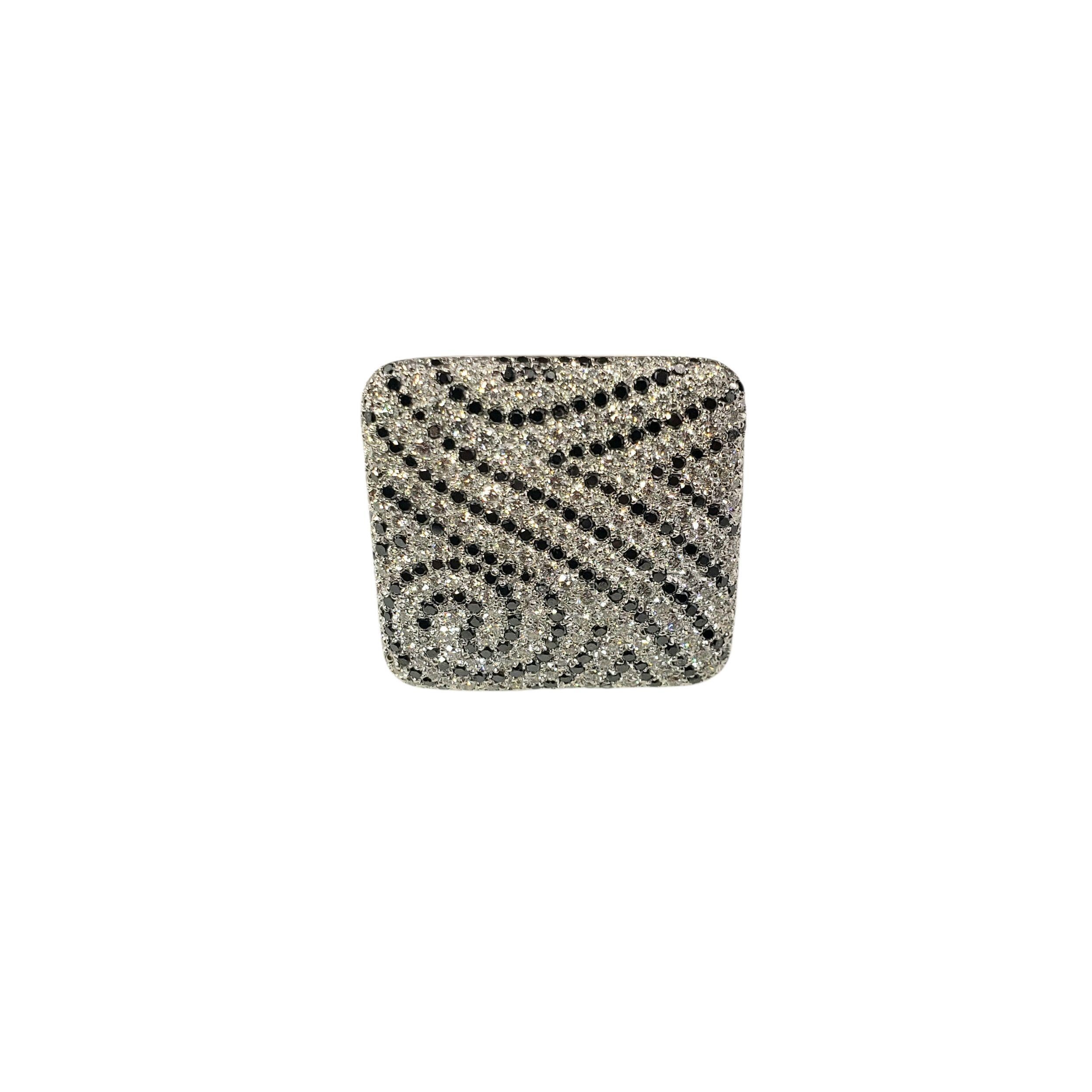 18K Weißgold Schwarzer und weißer Diamant Cocktail Ring Größe 6 JAGi zertifiziert

Dieser auffällige Ring aus 18 Karat Weißgold mit quadratischer Vorderseite ist mit 180 weißen Diamanten im runden Brillantschliff und 194 schwarzen Diamanten im