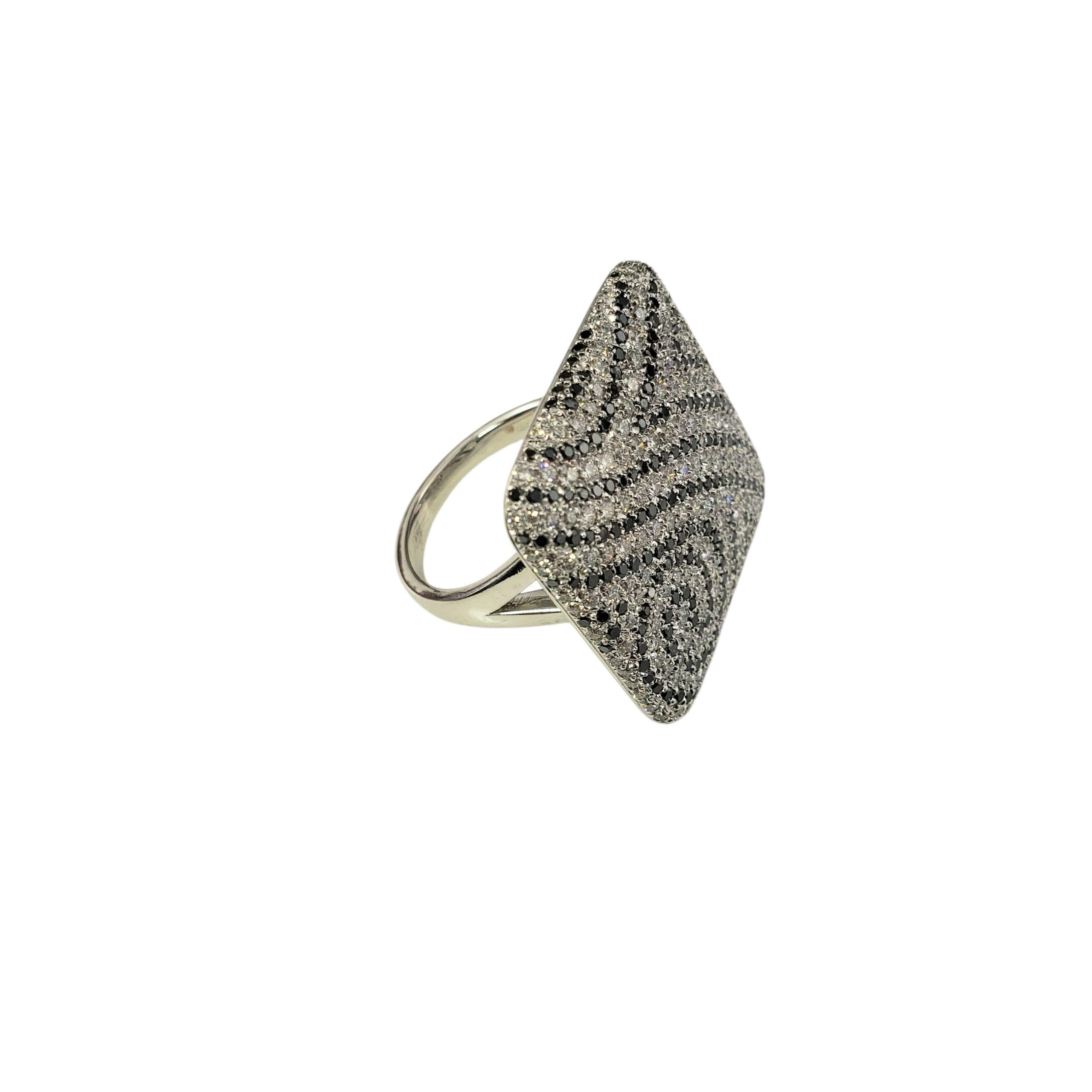 18K Weißgold Schwarz & Weiß Diamant Cocktail Ring Größe 6 #22389 (Zeitgenössisch) im Angebot