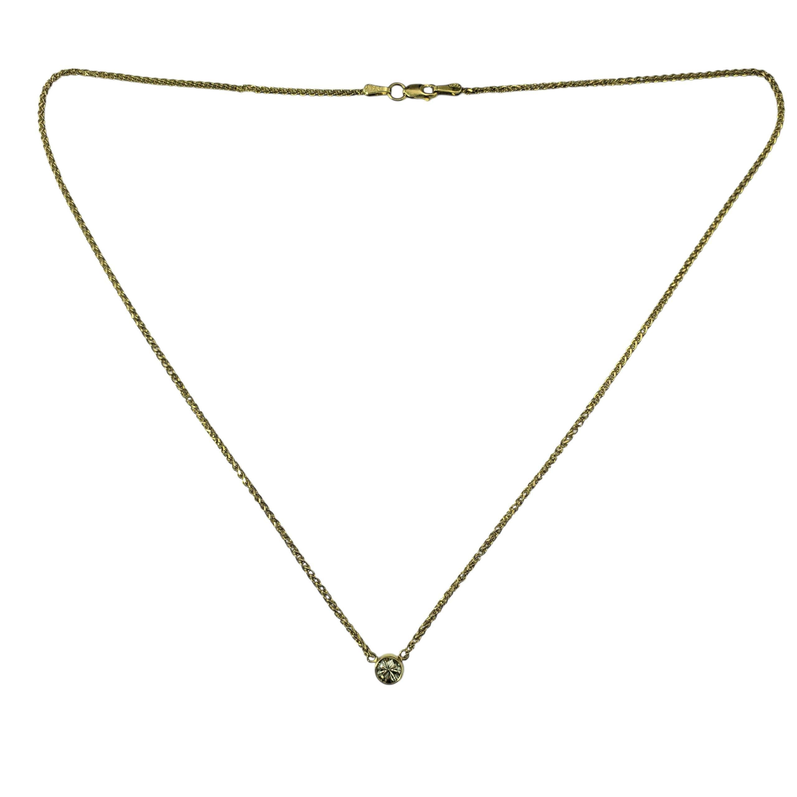 Collier solitaire en or jaune 14 carats avec diamant -

Délicat et intemporel, ce collier en or jaune 14 carats est orné d'un étincelant diamant rond de taille brillant dans une élégante monture à chaton. Monté sur une chaîne en or fin, le solitaire