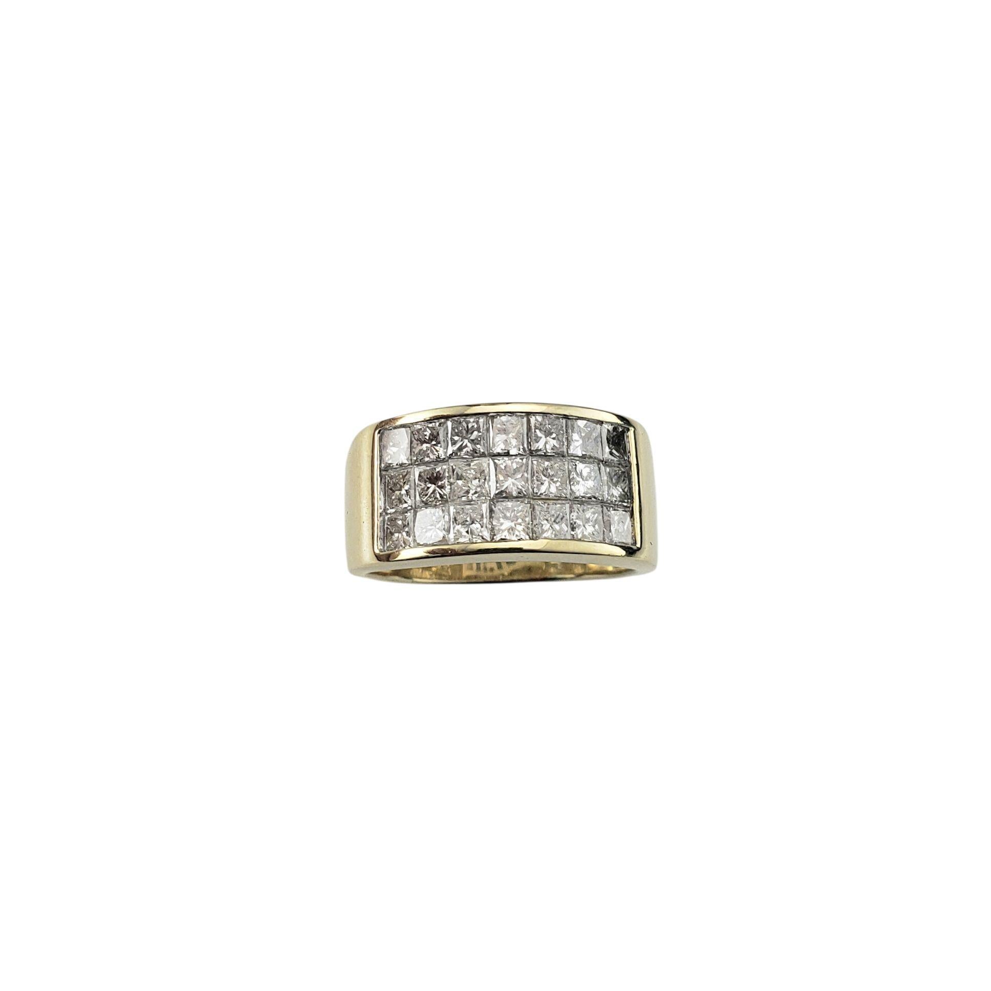 Anello a fascia in oro giallo 14K con diamanti taglio principessa, misura 9, certificato JAGi...

Audace e lussuoso, questo anello a fascia larga presenta 21 diamanti taglio princess incastonati in uno scintillante oro giallo 14K. L'aspetto pulito e