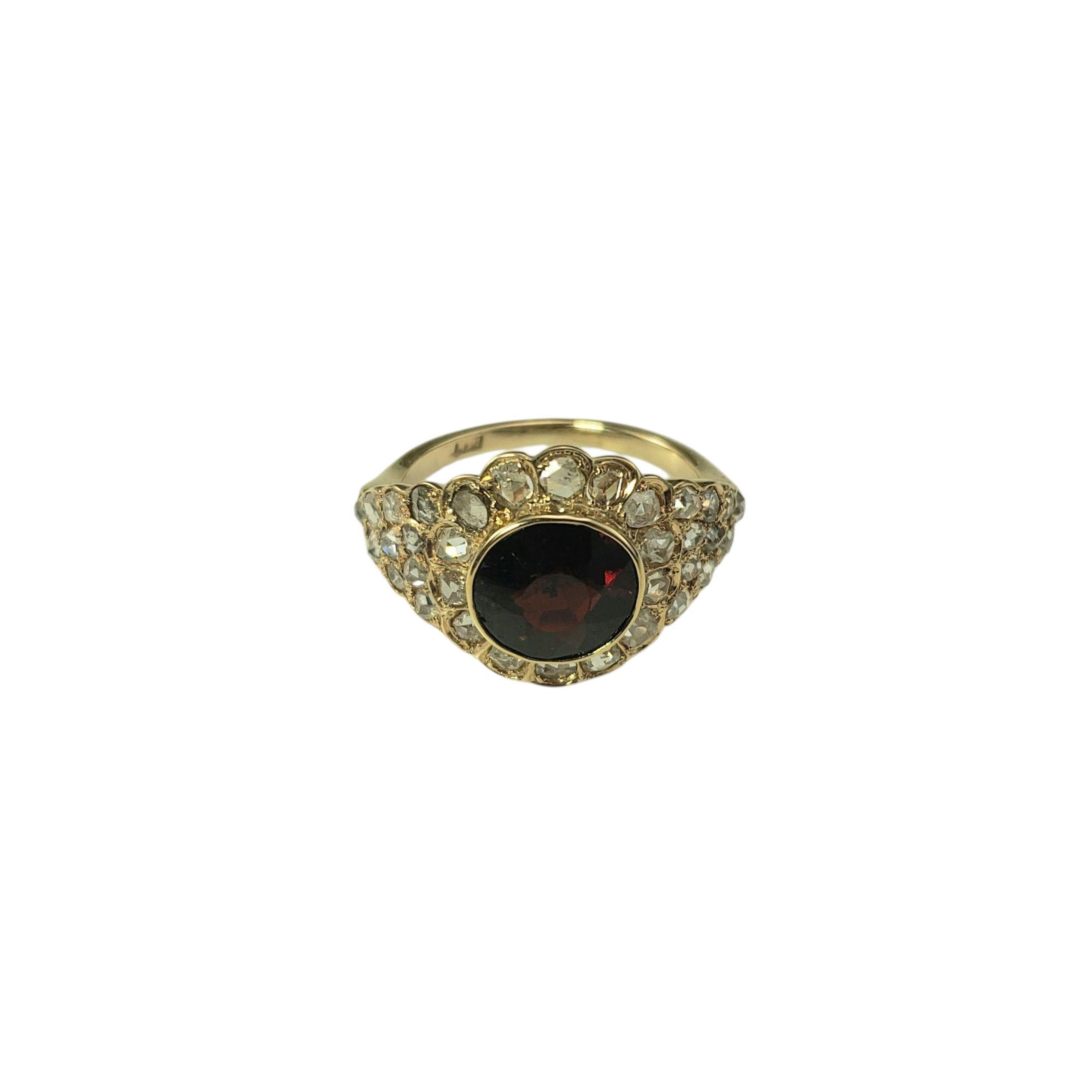 Anello in oro giallo 14K con granato e diamanti misura 5,25-5,5

Audace ed elegante, questo anello in oro giallo 14K presenta un granato rotondo rosso intenso (8,5 mm x 8,2 mm) incastonato al centro, incorniciato da una scintillante disposizione di