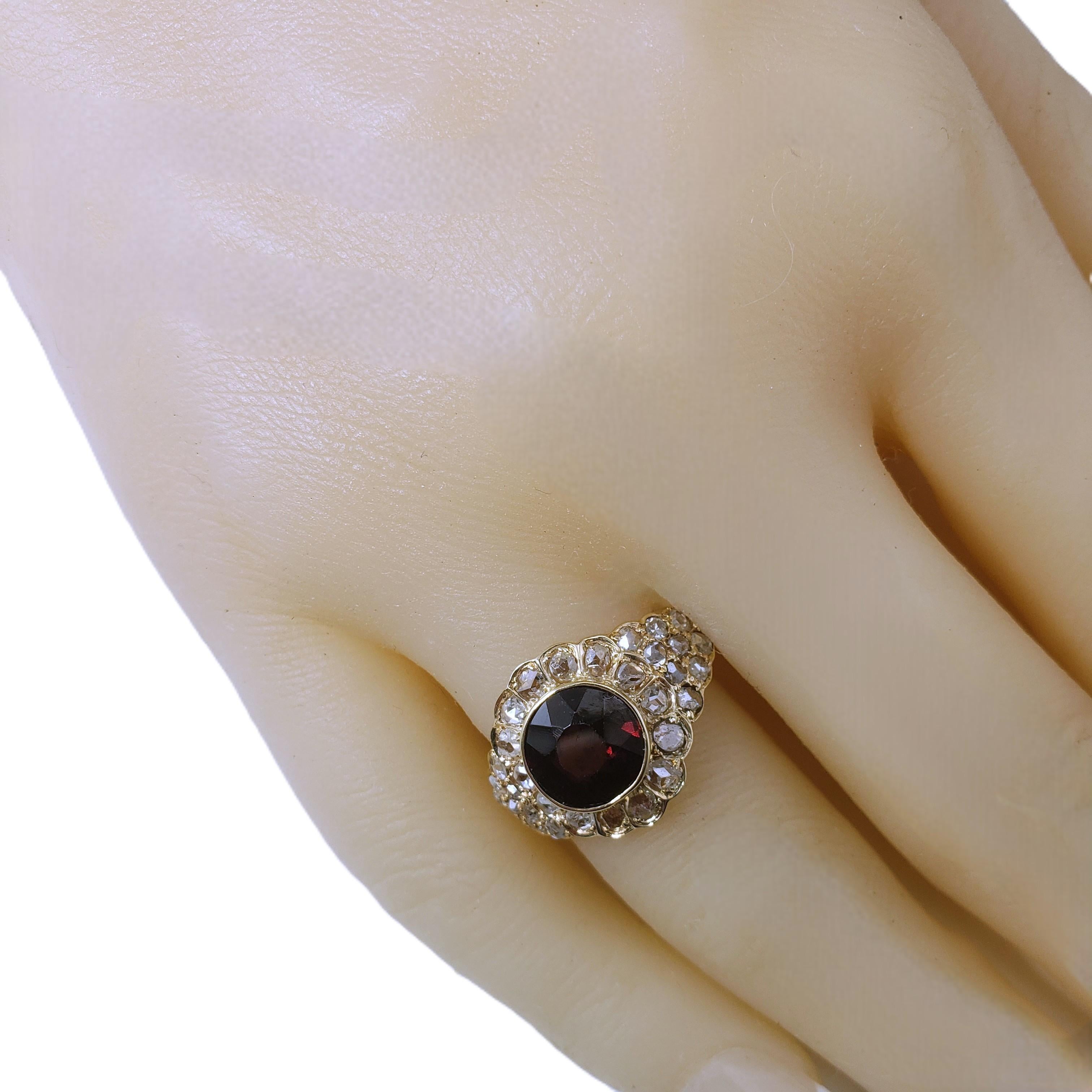 Anello a grappolo in oro giallo 14 carati con granato e diamanti, misura 5,25-5,5  #22360 in vendita 2