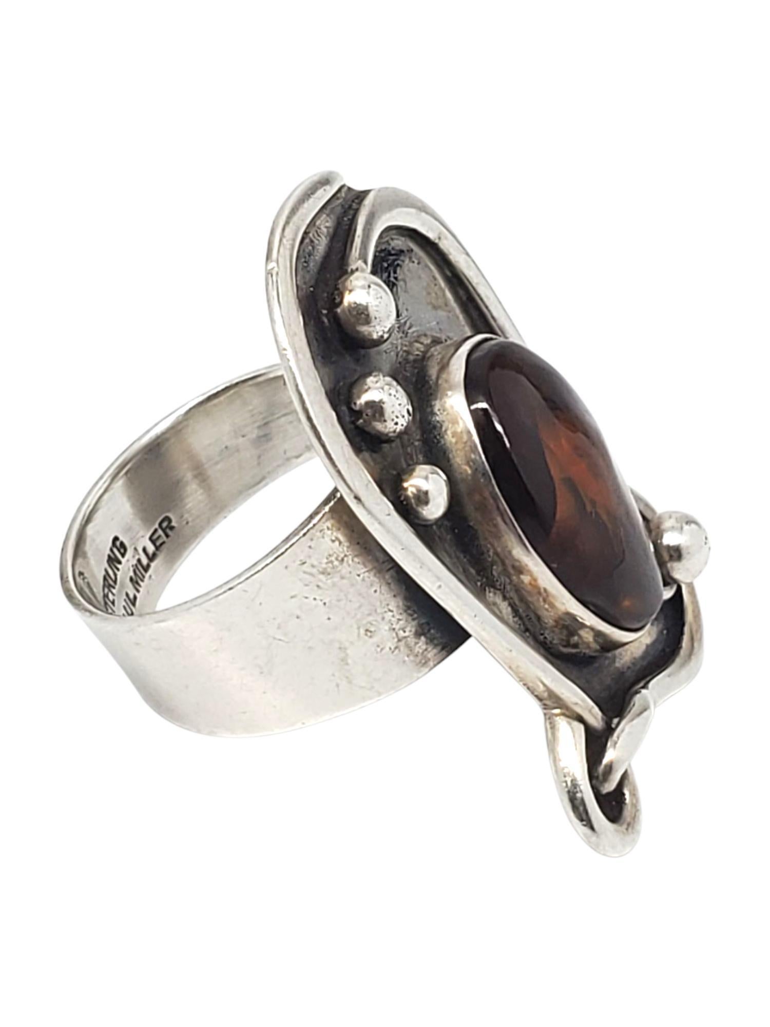 Paul Miller - Anello Modernista di Agata di Fuoco in argento Sterling -

Questo anello vintage di Paul Miller presenta un cabochon ovale di agata del fuoco (17,44 mm x 12,73 mm) incastonato in un design modernista in argento sterling.

Gambo: 9
