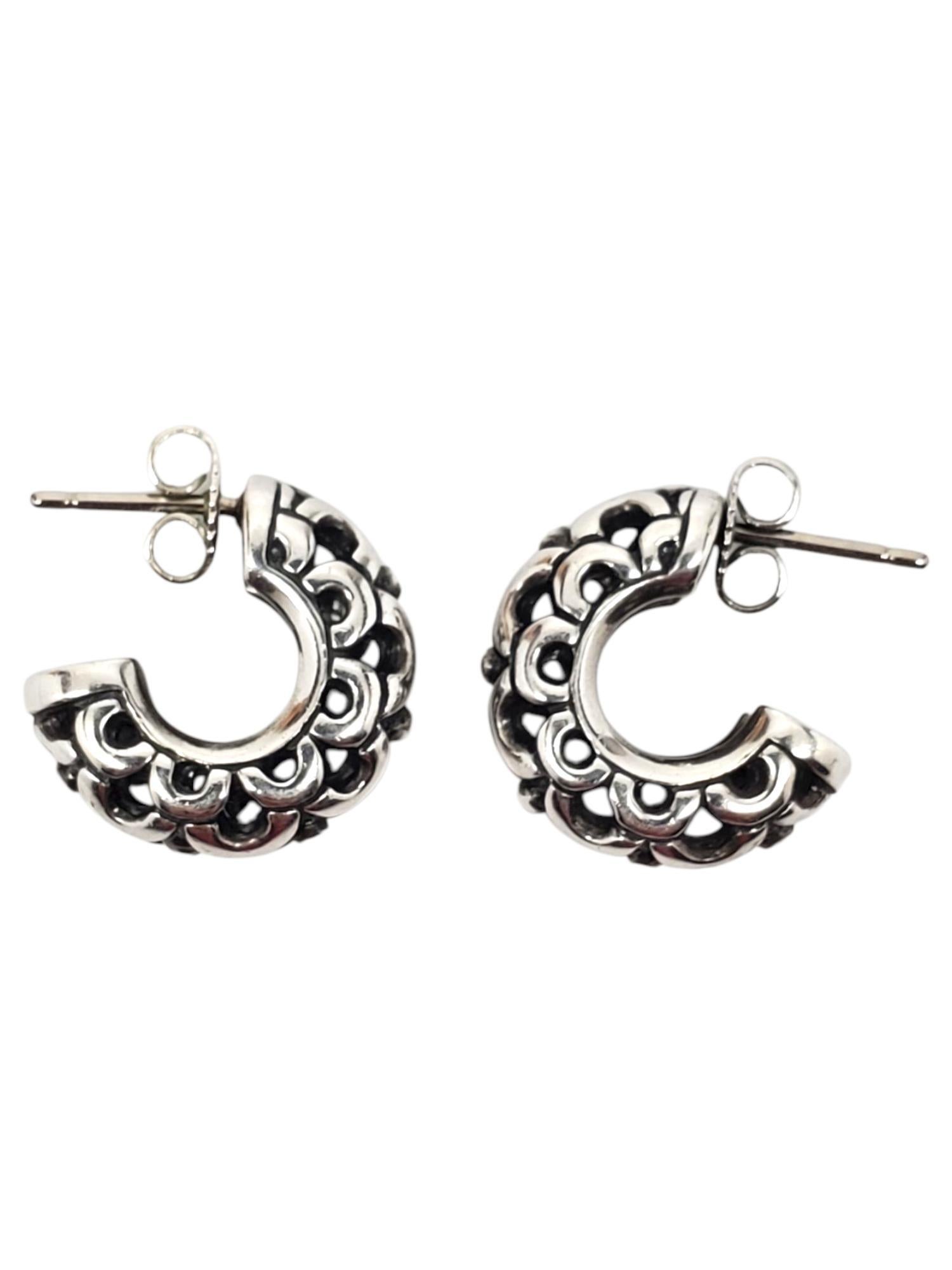 James Avery - Boucles d'oreilles en argent sterling avec demi-boucles d'oreilles en forme de volutes - - - - - - -.

Ces élégantes demi-boucles d'oreilles de James Avery présentent un design ouvert et festonné avec des boutons-pression en argent