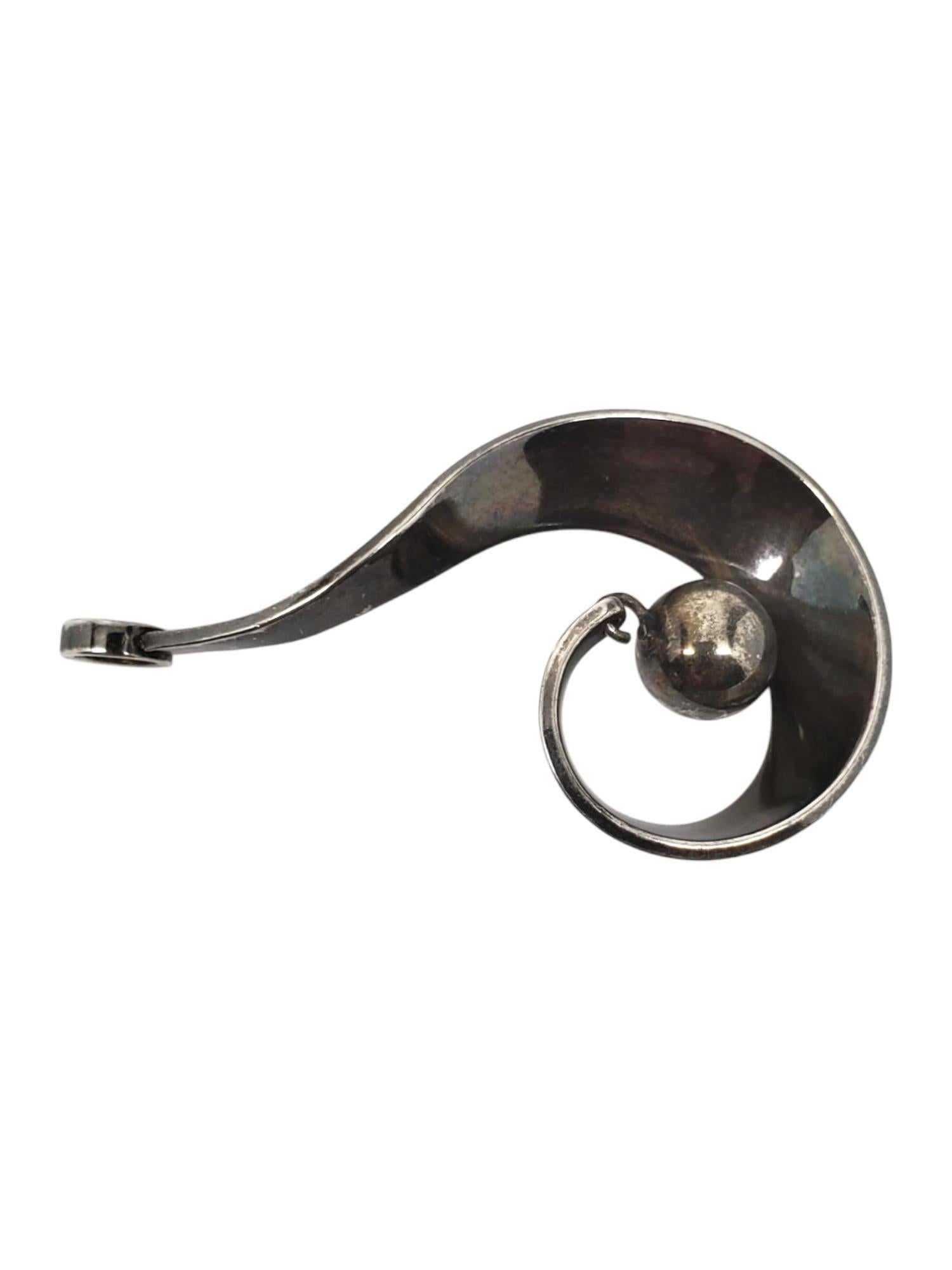 Karl Erik Palmberg Argent Sterling Spiral Pendentif -

Ce pendentif moderniste en argent sterling de Karl Erik Palmberg présente un design en spirale audacieux avec un orbe en argent en relief en son centre.

Taille : 52 mm x 29,5 mm x 8