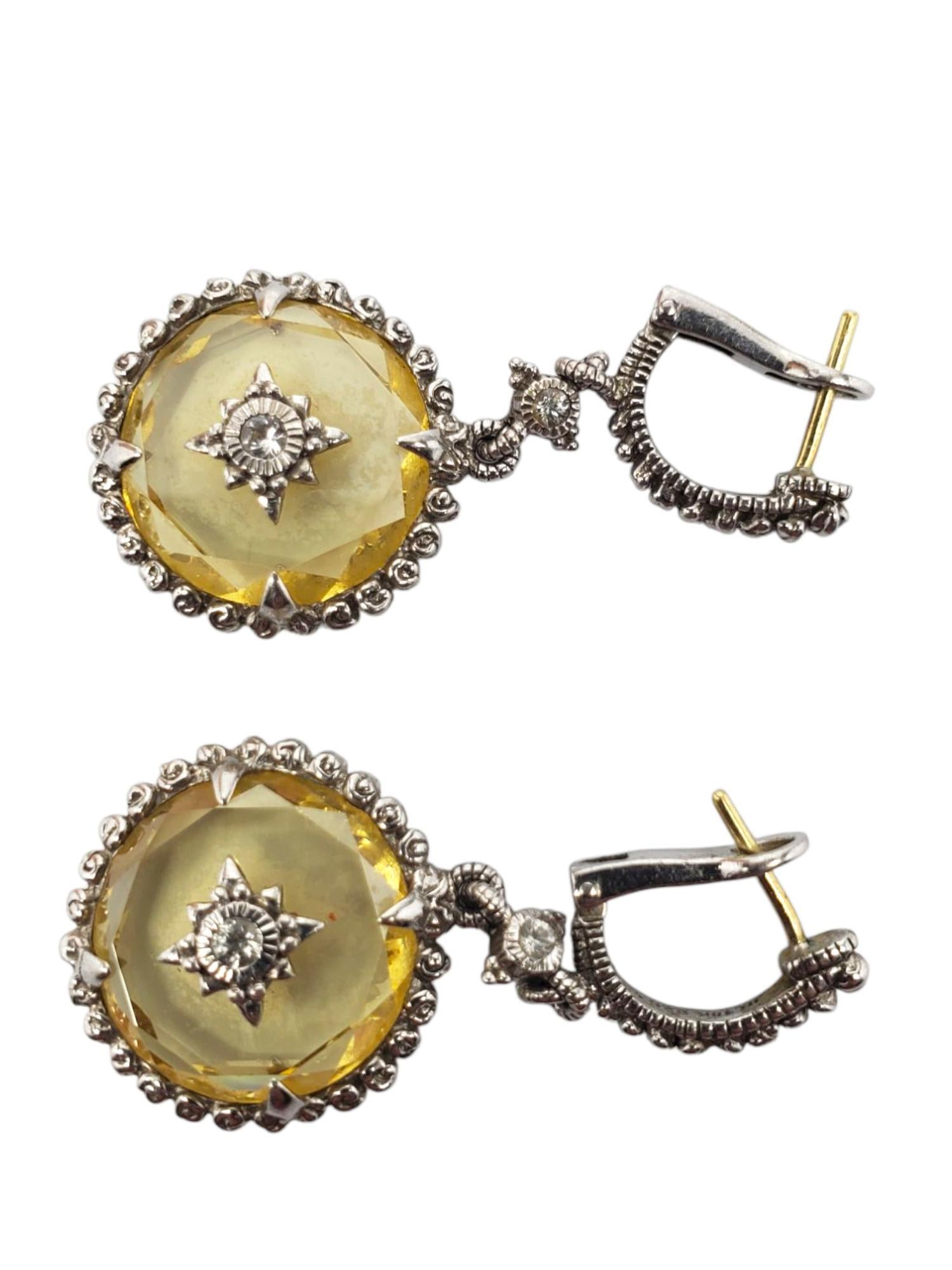 Judith Ripka - Boucles d'oreilles pendantes en argent sterling et en quartz jaune 18kt

Ces élégantes boucles d'oreilles pendantes de Judith Ripka présentent un quartz jaune facetté avec une pierre claire au centre et des pierres d'accentuation dans