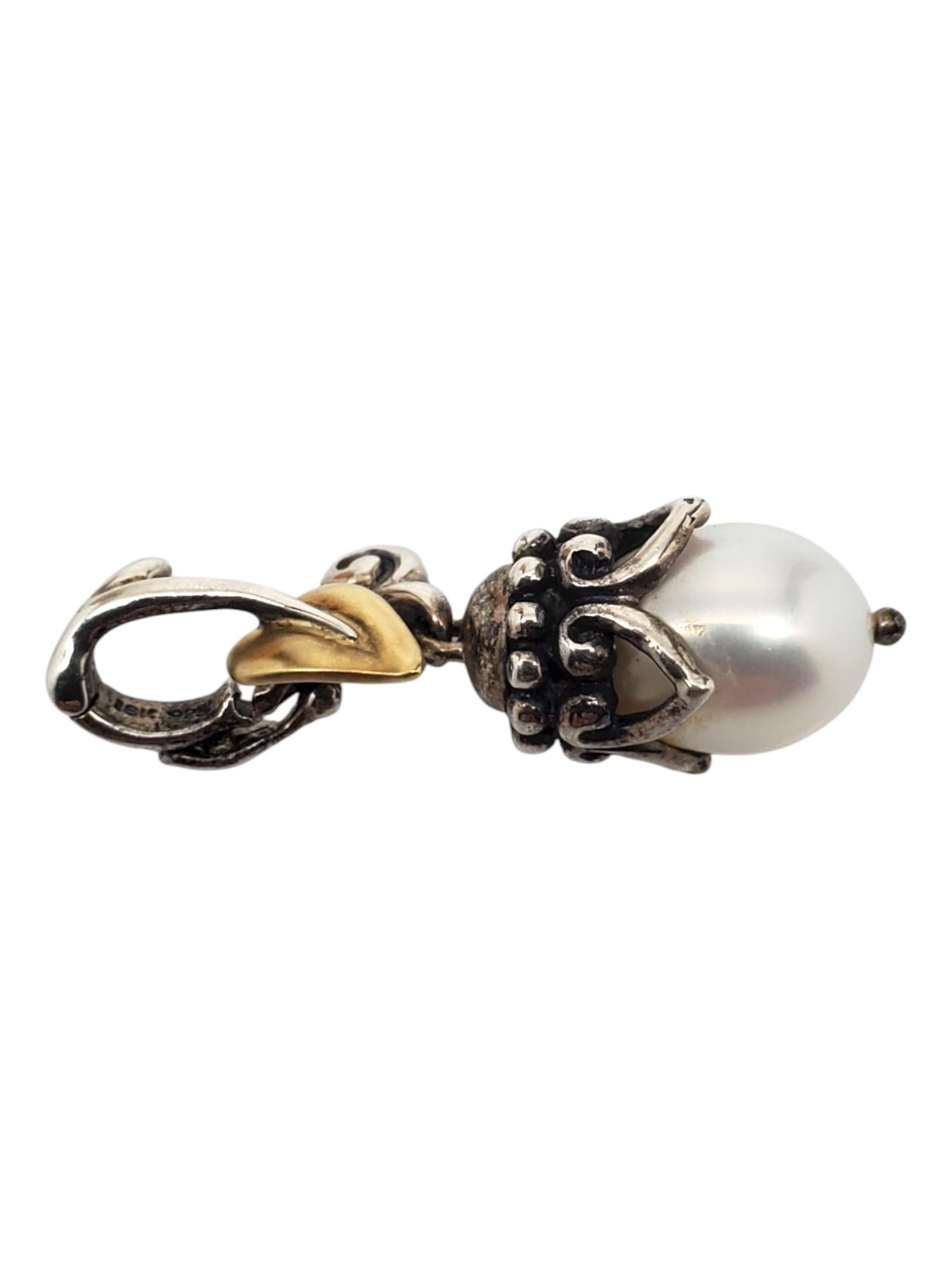 Ciondolo a goccia con perla in argento sterling di Barbara Bixby

Questo splendido ciondolo di Barbara Bixby è caratterizzato da una perla a forma di goccia incastonata in argento sterling con accenti 18kt. e un motivo a foglie scolpite alla