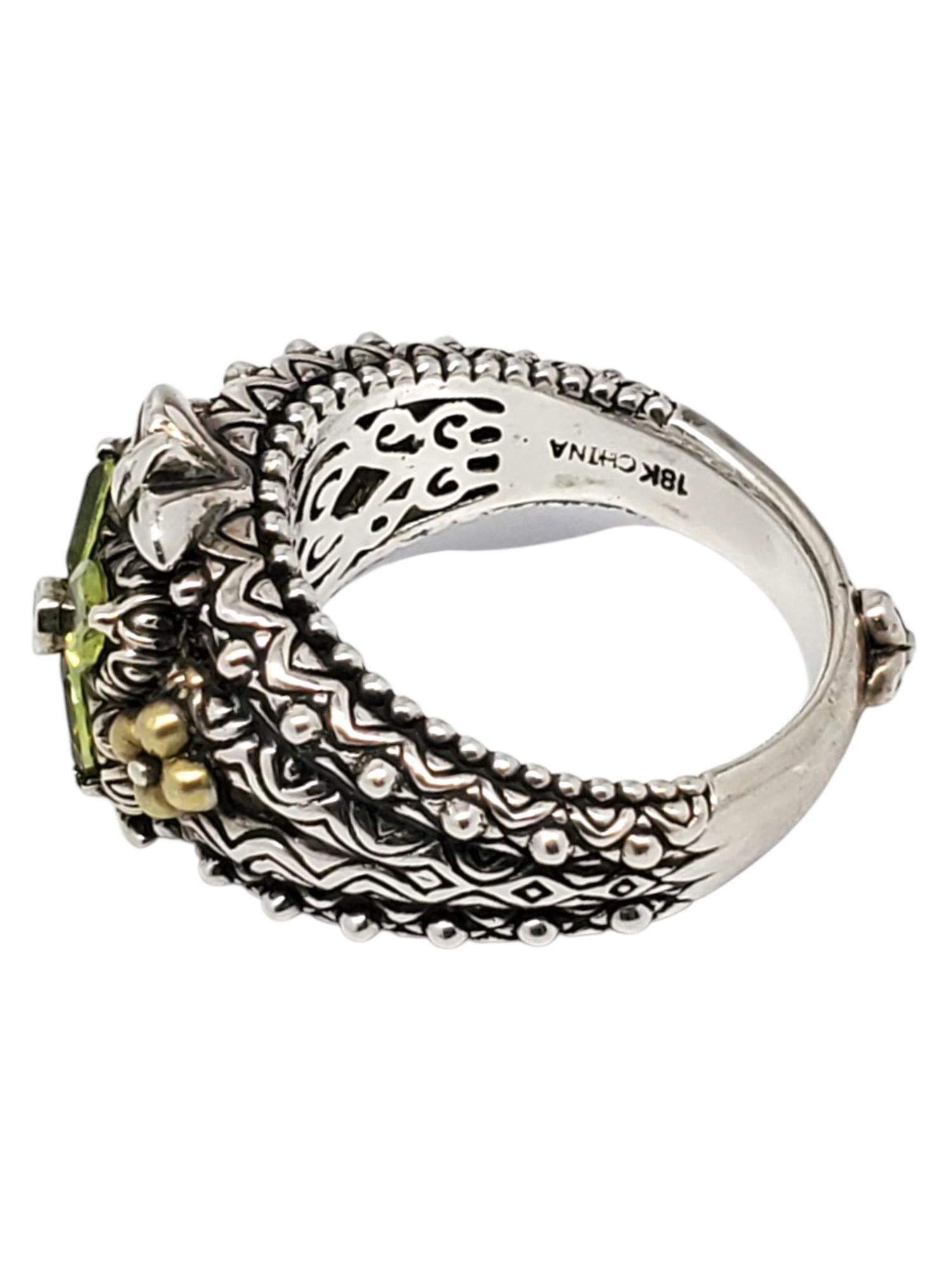 Barbara Bixby Argento e 18 carati. Anello di peridoto -

Questo delizioso anello di Barbara Bixby presenta quattro pietre di peridoto verde sfaccettate che formano un fiore simile a un trifoglio con una gemma bianca centrale incastonata in argento