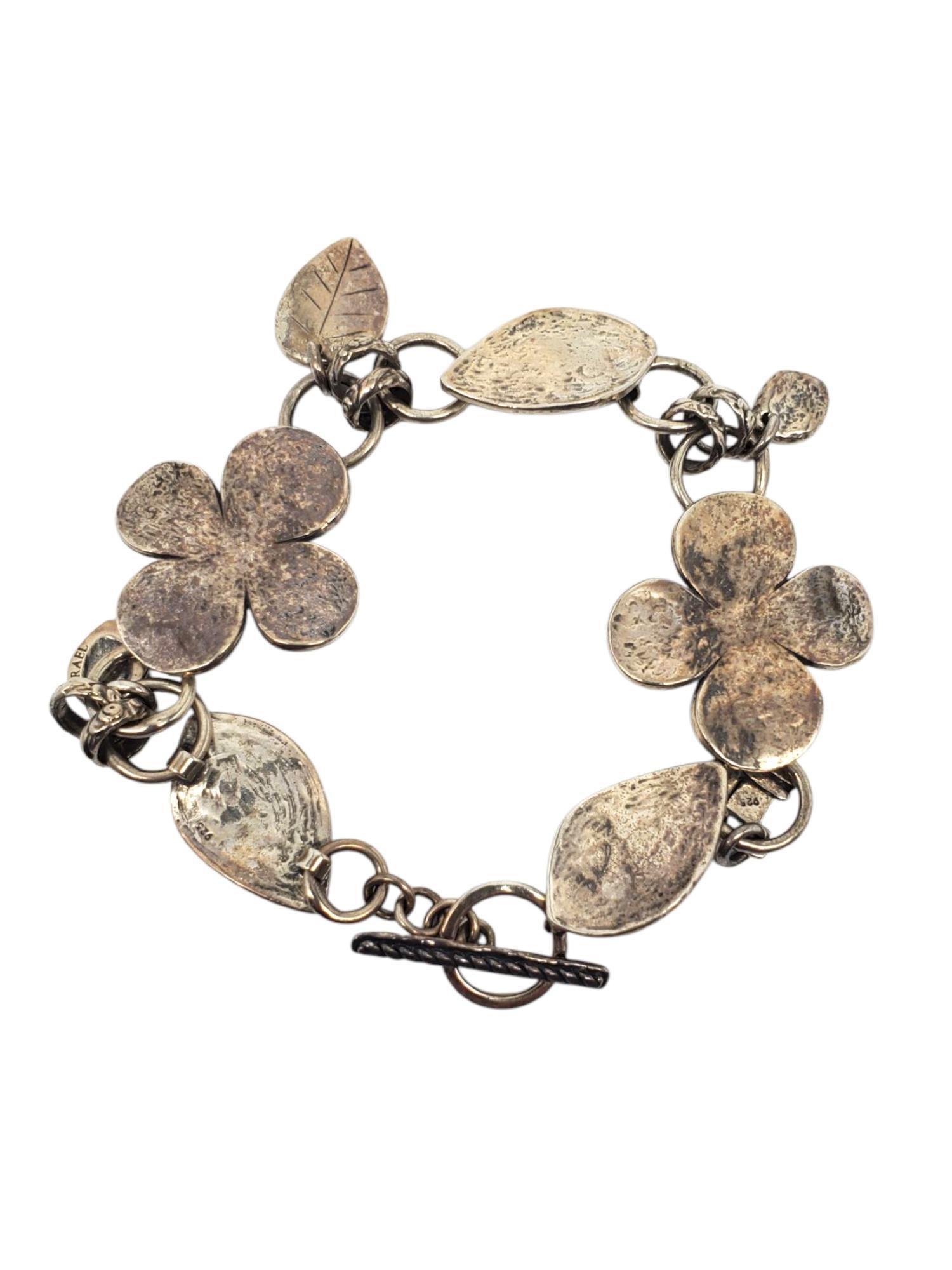 Silpada Pulsera Flor y Hoja de Trébol de Plata de Ley-

Esta pulsera Silpada hecha a mano tiene tréboles y hojas de plata de ley martillada con un cierre basculante.

Tamaño : 8