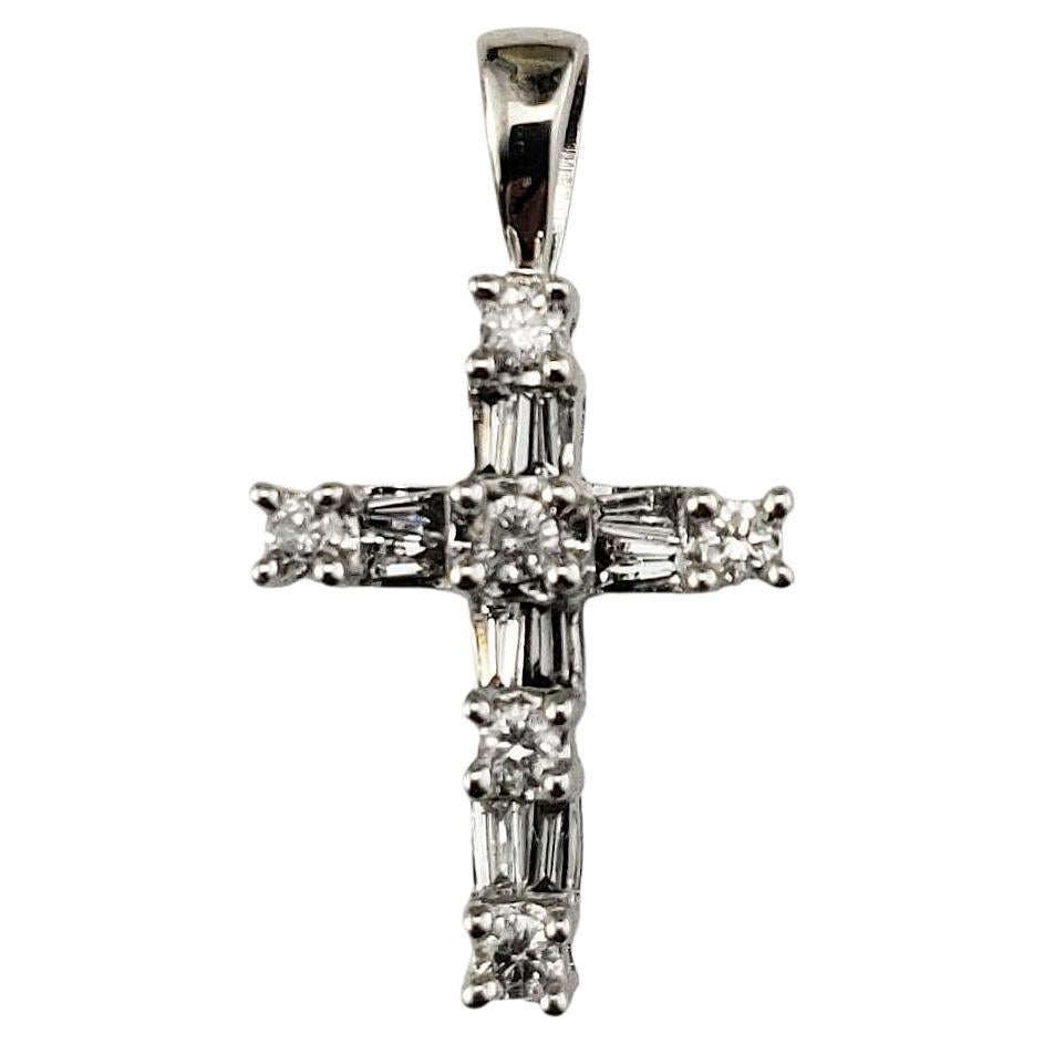 Pendentif croix en or blanc 14 carats avec diamants #22419 en vente
