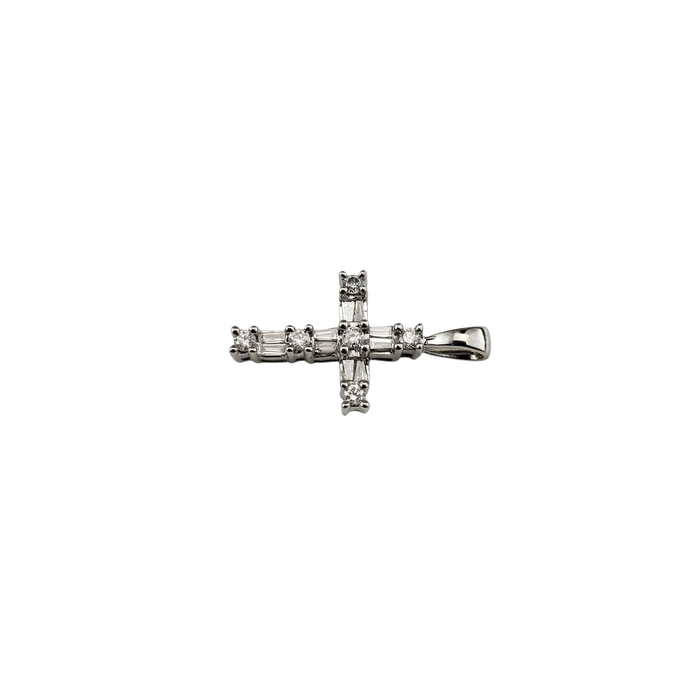 Pendentif croix en or blanc 14 carats avec diamants

Ce pendentif croix étincelant présente une combinaison frappante de 6 diamants ronds de taille brillante et de 5 diamants de taille baguette sertis dans de l'or blanc 14K. Cette pièce