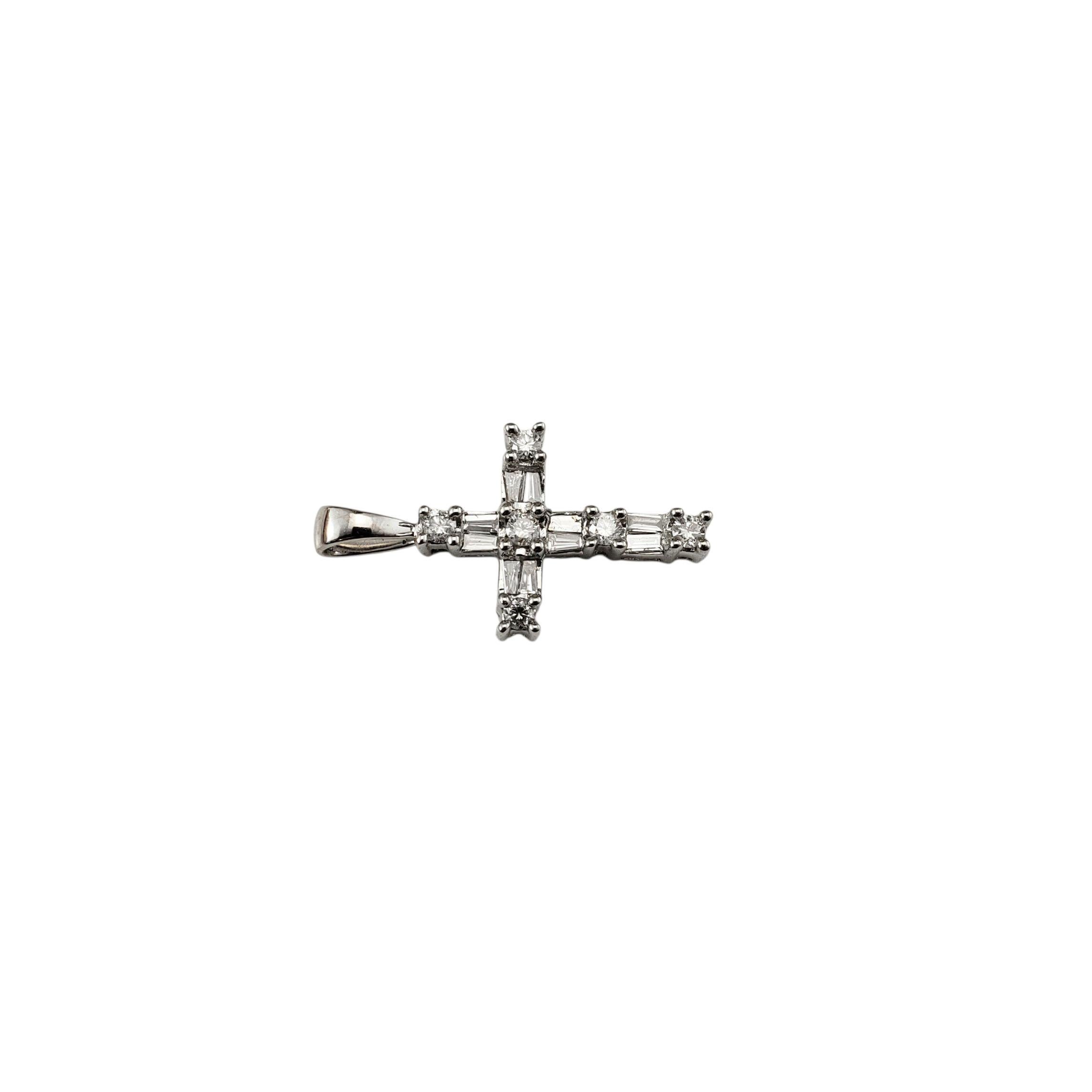Taille ronde Pendentif croix en or blanc 14 carats avec diamants #22419 en vente