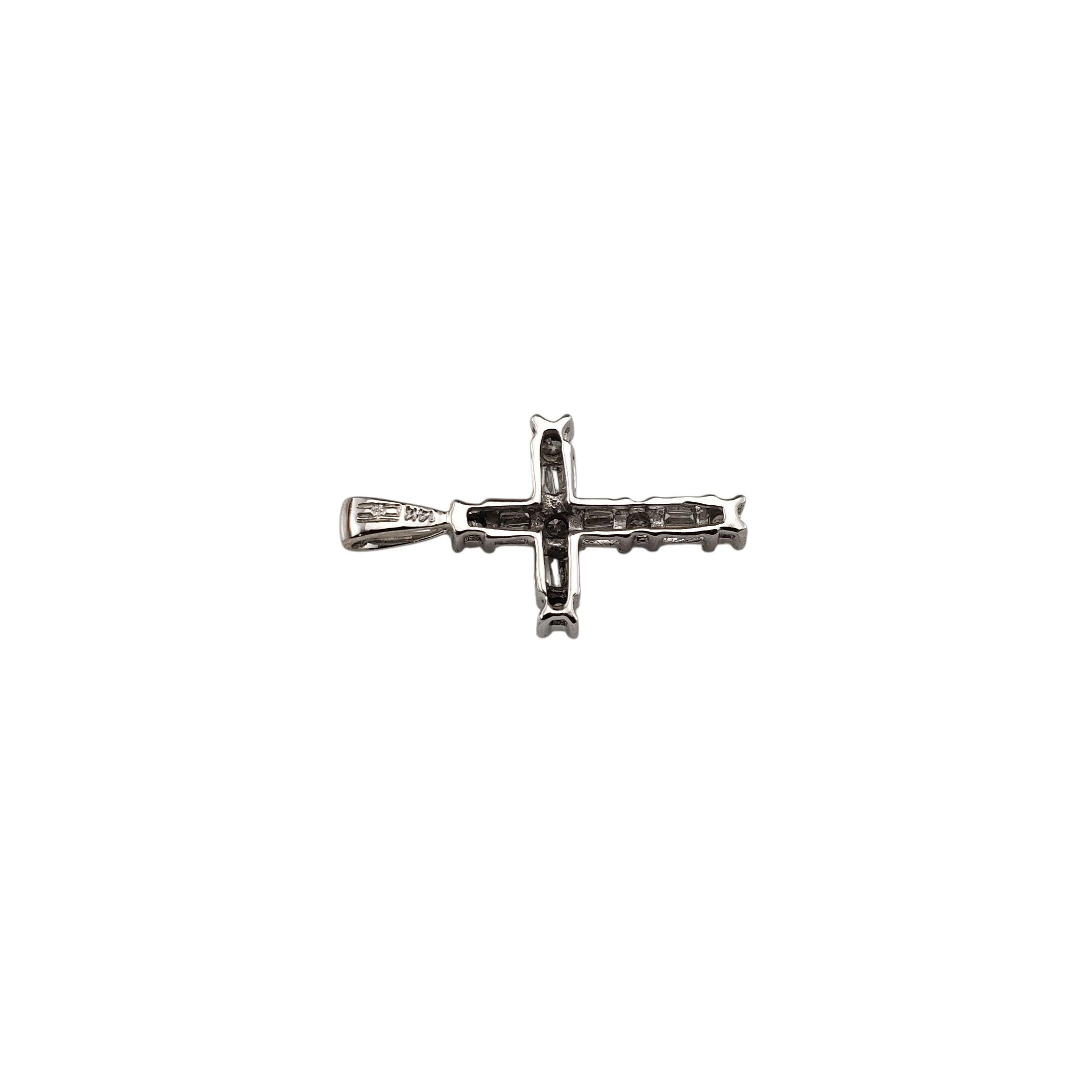Pendentif croix en or blanc 14 carats avec diamants #22419 Bon état - En vente à Washington Depot, CT