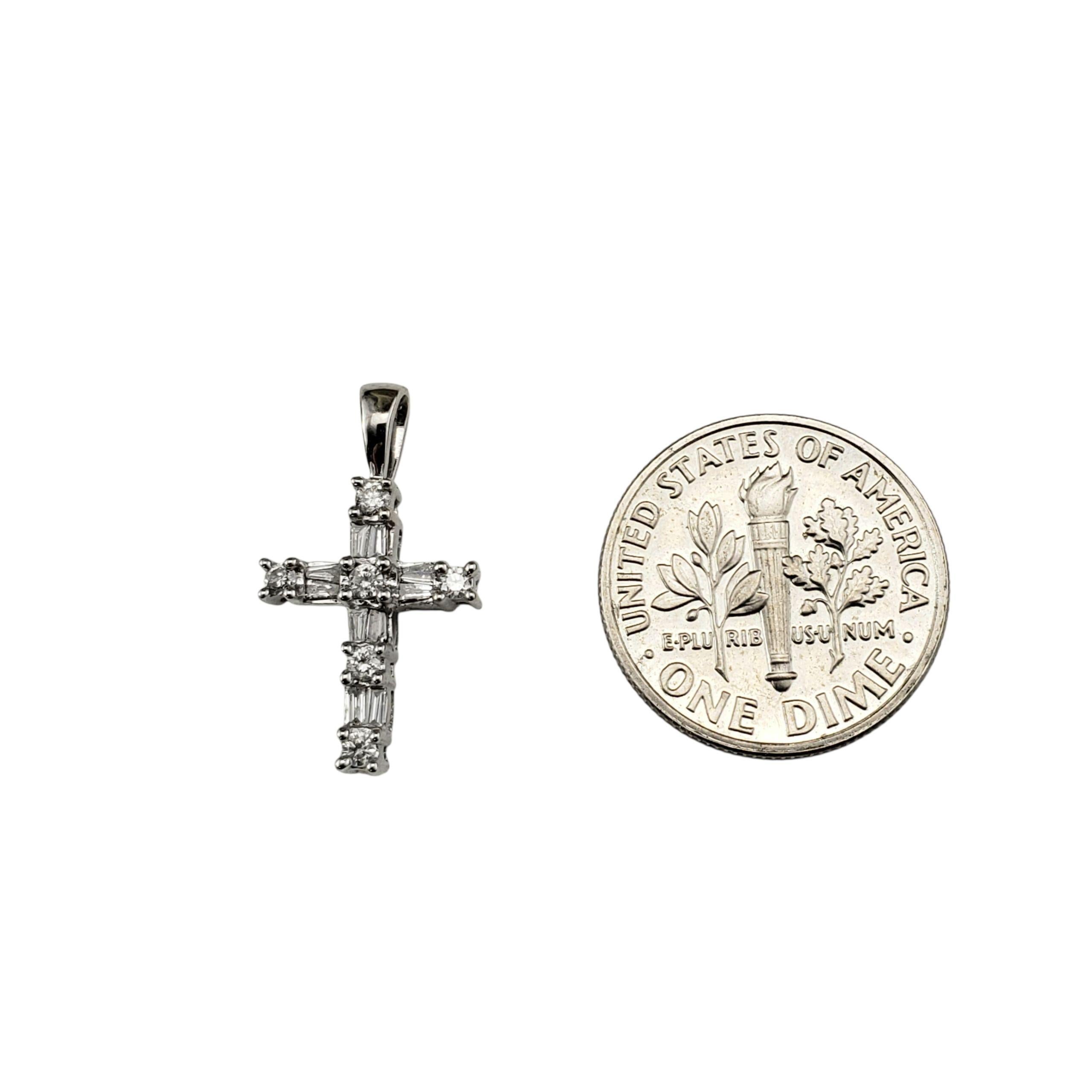 Pendentif croix en or blanc 14 carats avec diamants #22419 en vente 1