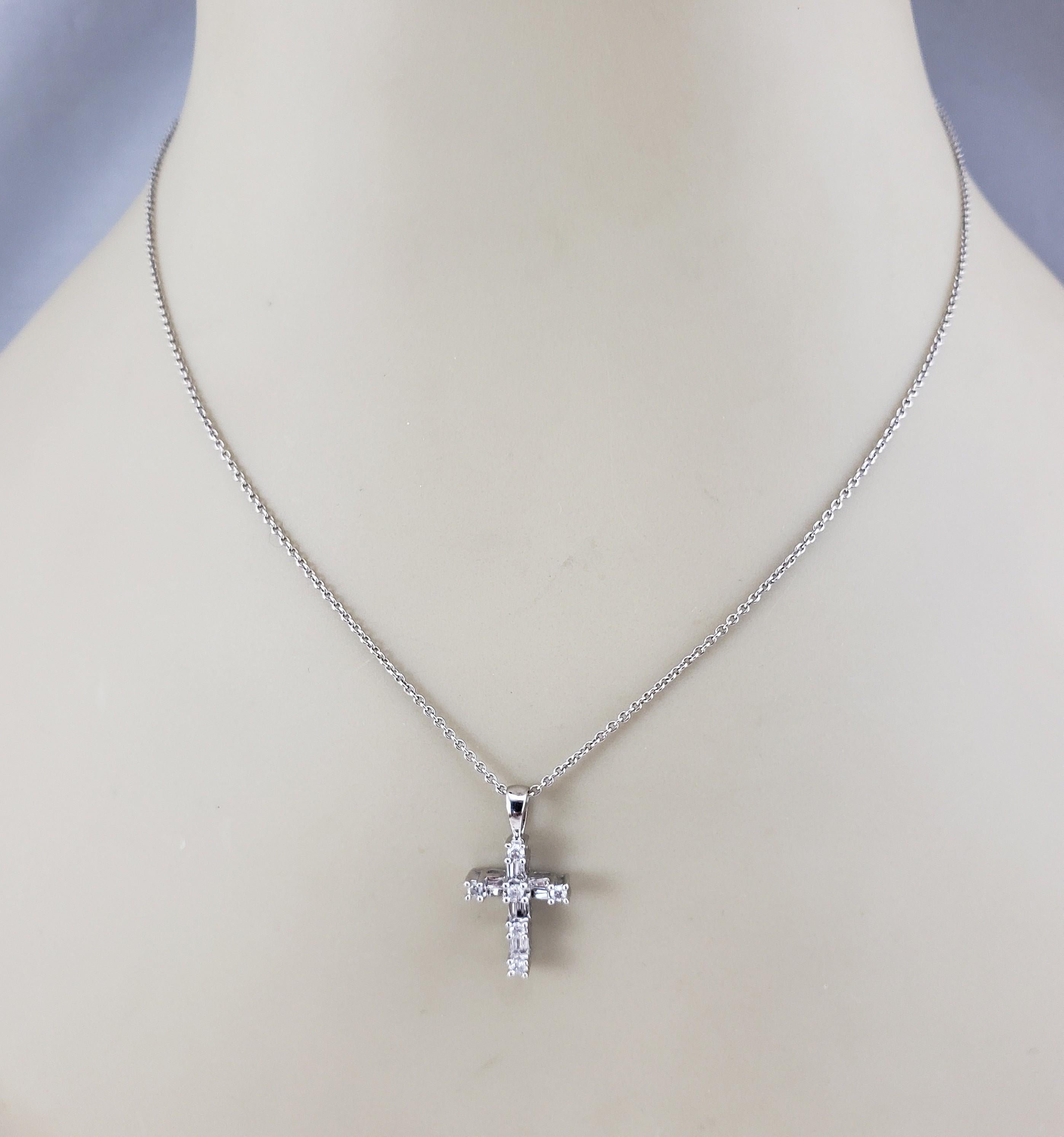 Pendentif croix en or blanc 14 carats avec diamants #22419 en vente 2