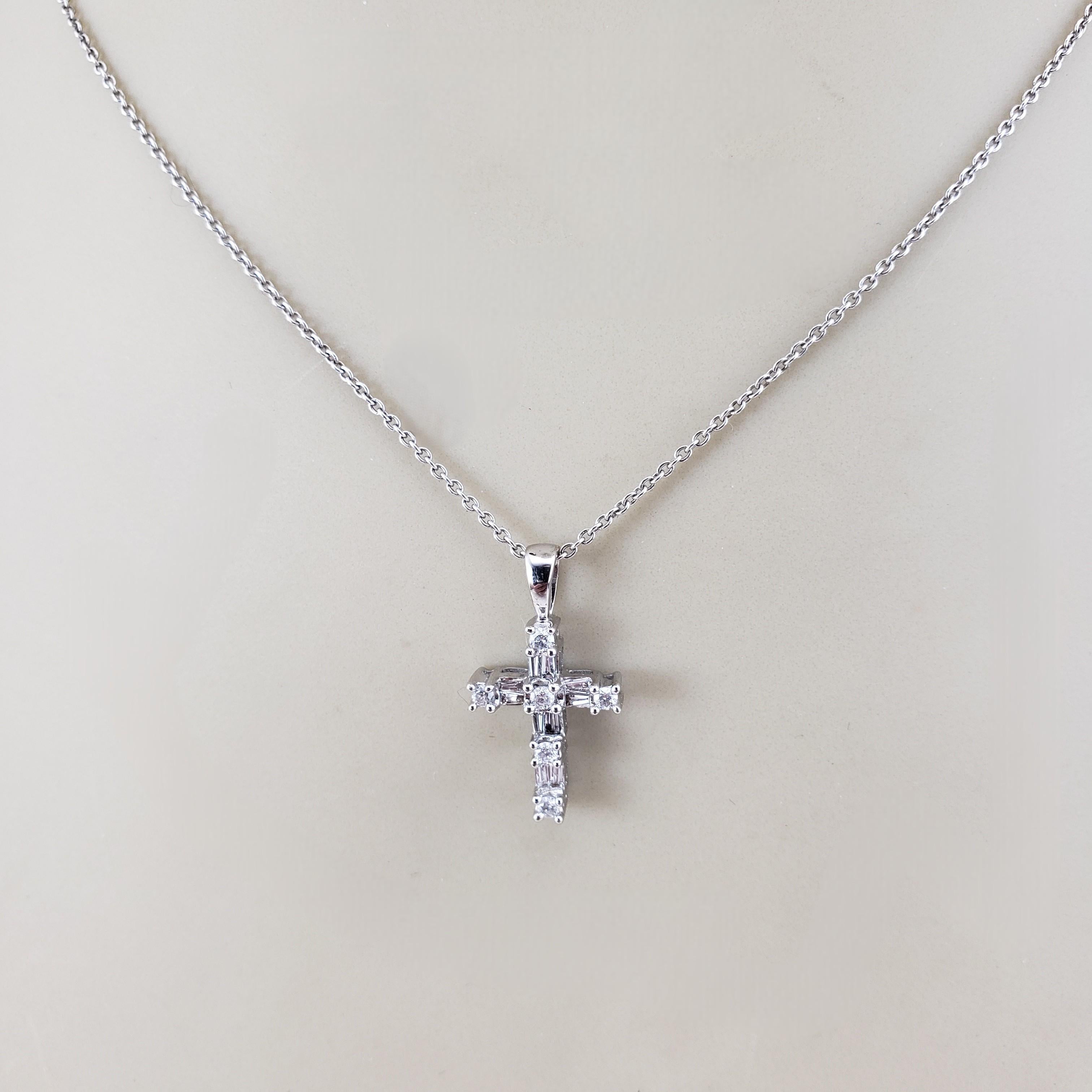 Pendentif croix en or blanc 14 carats avec diamants #22419 en vente 3