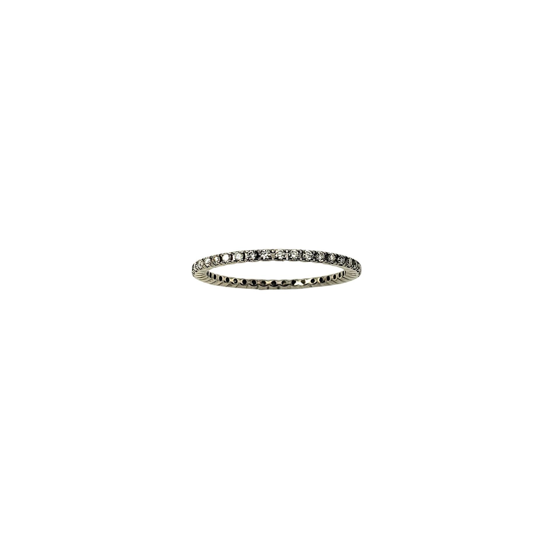 Spark Bague d'éternité en or blanc 18 carats avec diamant Taille 8

Ce délicat bracelet d'éternité présente un cercle continu de 41 diamants ronds de taille brillant, sertis dans de l'or blanc 18 carats. Parfaites pour être empilées, associées à une