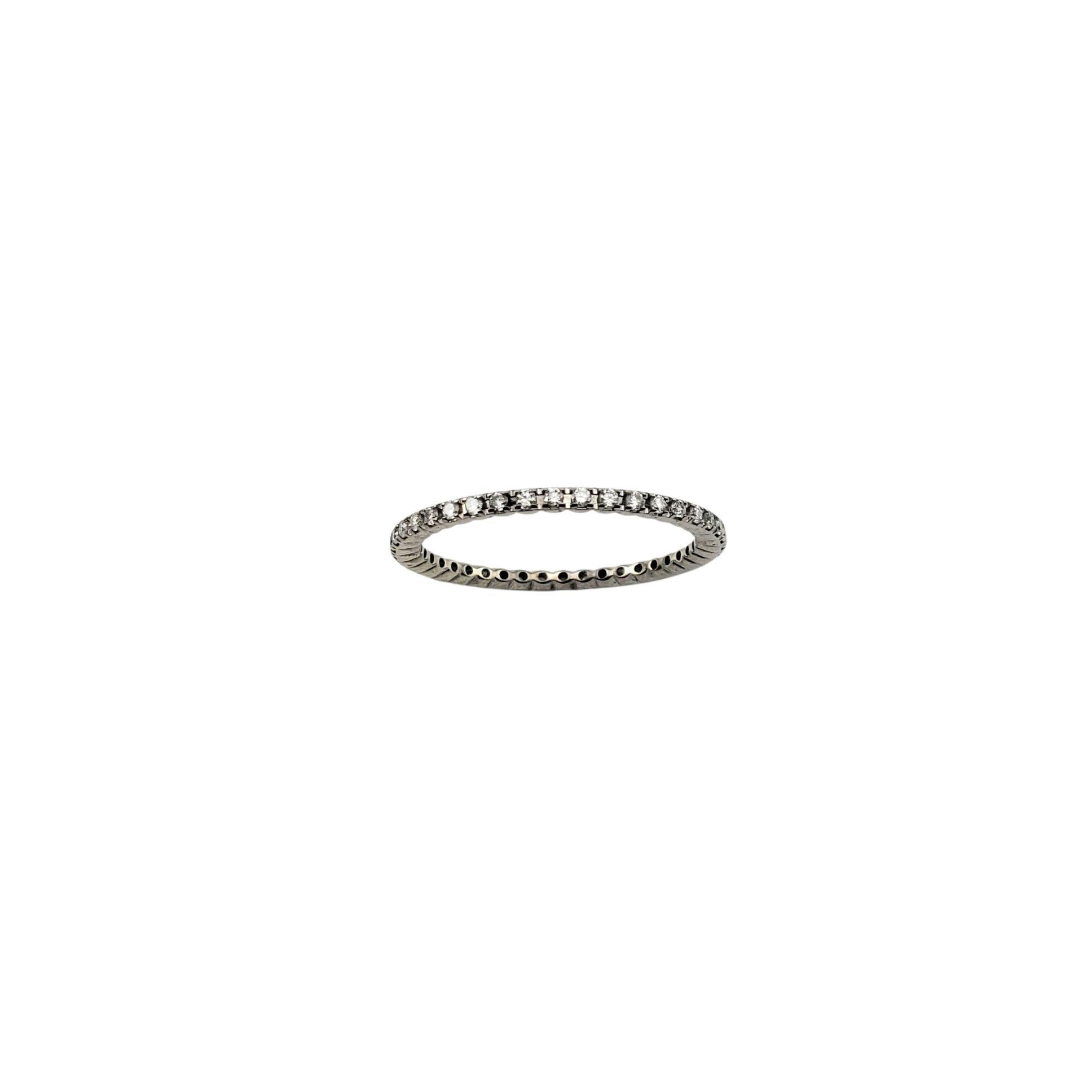 Anello a fascia per l'eternità con diamanti Spark in oro bianco 18 carati, misura 8

Questa delicata fascia per l'eternità presenta un cerchio continuo di 41 scintillanti diamanti rotondi taglio brillante incastonati in oro bianco 18 carati.