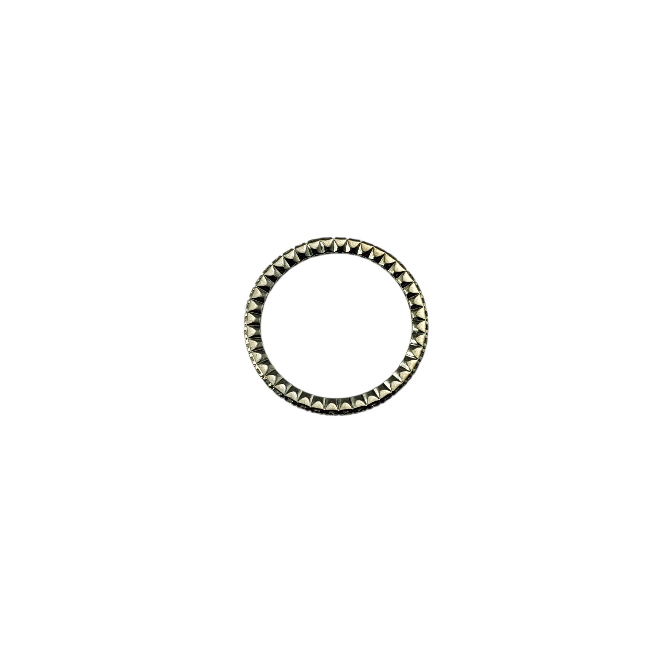 Anello a fascia di eternità con diamanti in oro bianco Spark 18 carati, misura 8 #22394 In condizioni buone in vendita a Washington Depot, CT