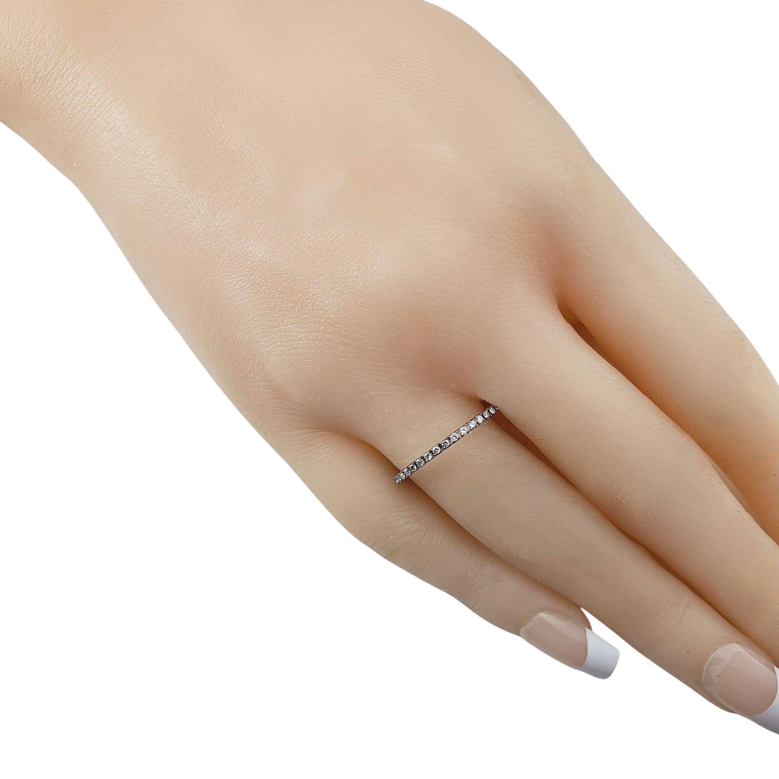 Anello a fascia di eternità con diamanti in oro bianco Spark 18 carati, misura 8 #22394 in vendita 1