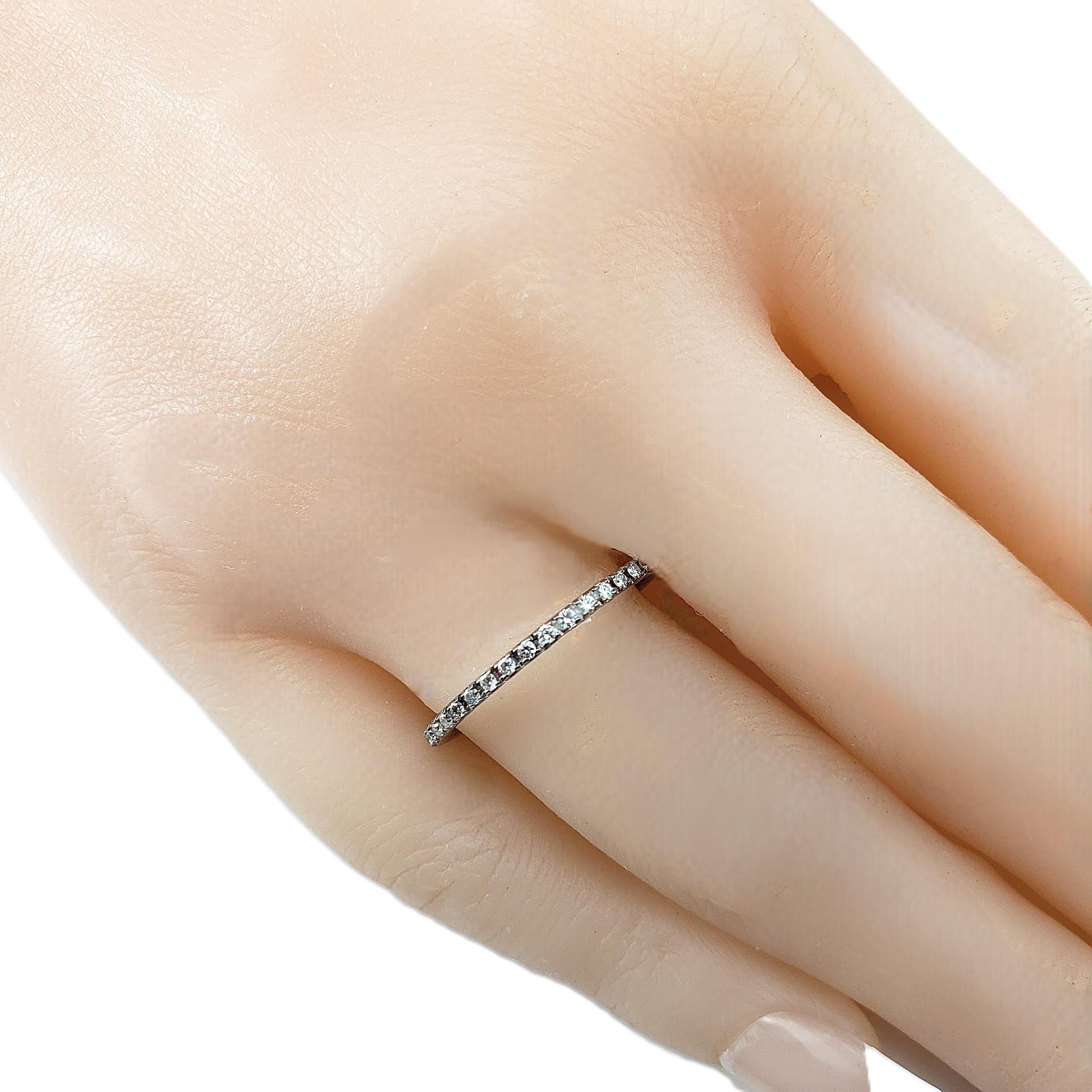 Anello a fascia di eternità con diamanti in oro bianco Spark 18 carati, misura 8 #22394 in vendita 2