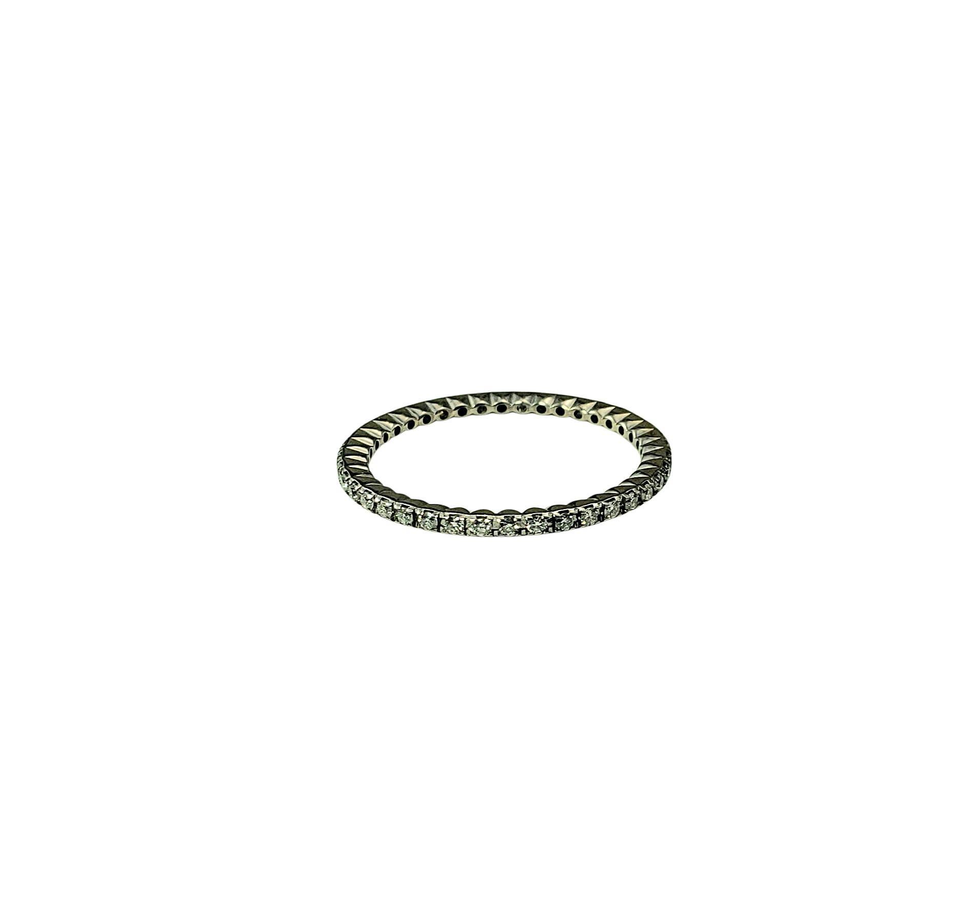 Spark Bague d'éternité en or blanc 18 carats avec diamant Taille 8

Ce délicat bracelet d'éternité présente un cercle continu de 41 diamants ronds de taille brillant, sertis dans de l'or blanc 18 carats. Parfaites pour être empilées, associées à une