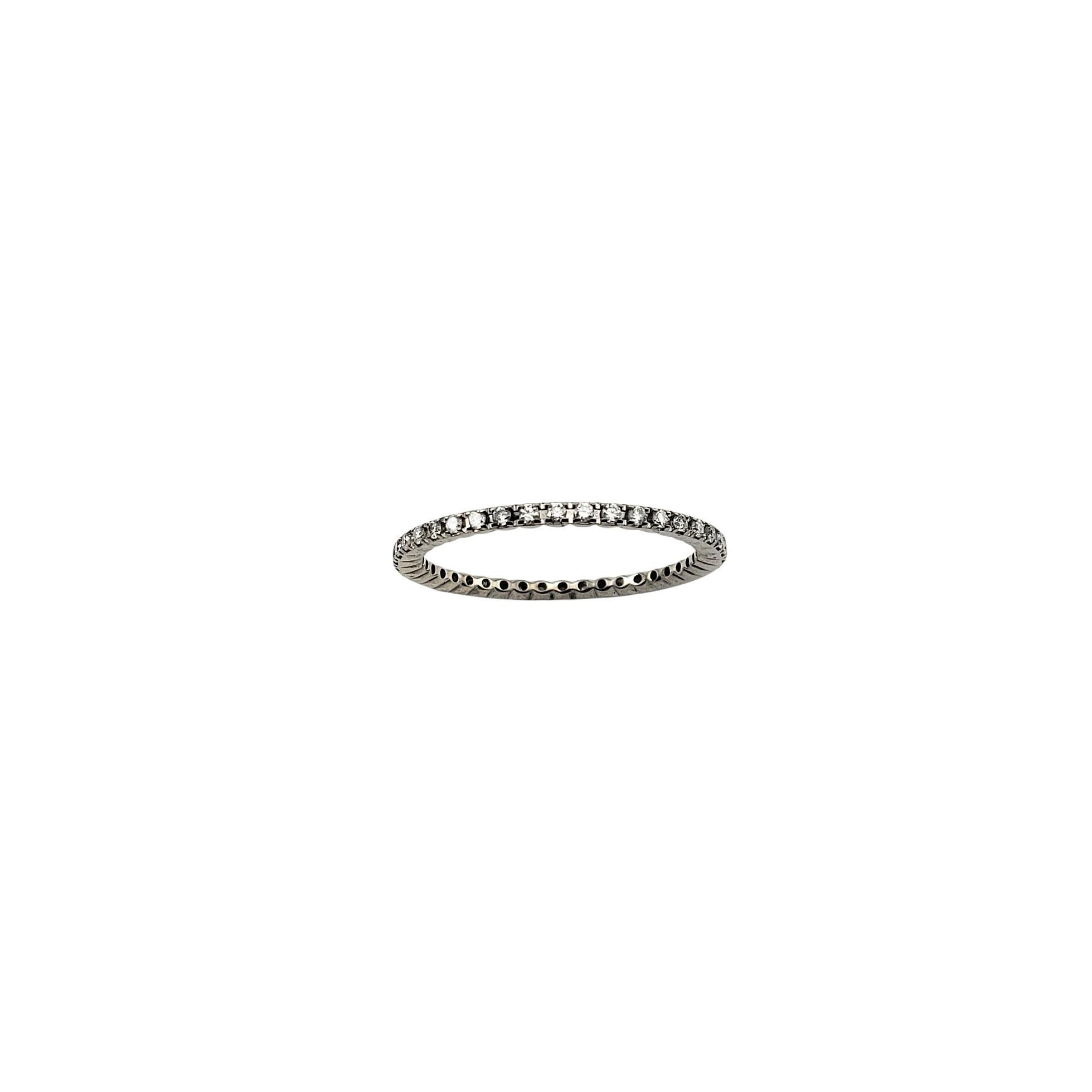 Anello a fascia per l'eternità con diamante Spark in oro bianco 18 carati, misura 8

Questa delicata fascia per l'eternità presenta un cerchio continuo di 41 scintillanti diamanti rotondi taglio brillante incastonati in oro bianco 18 carati.