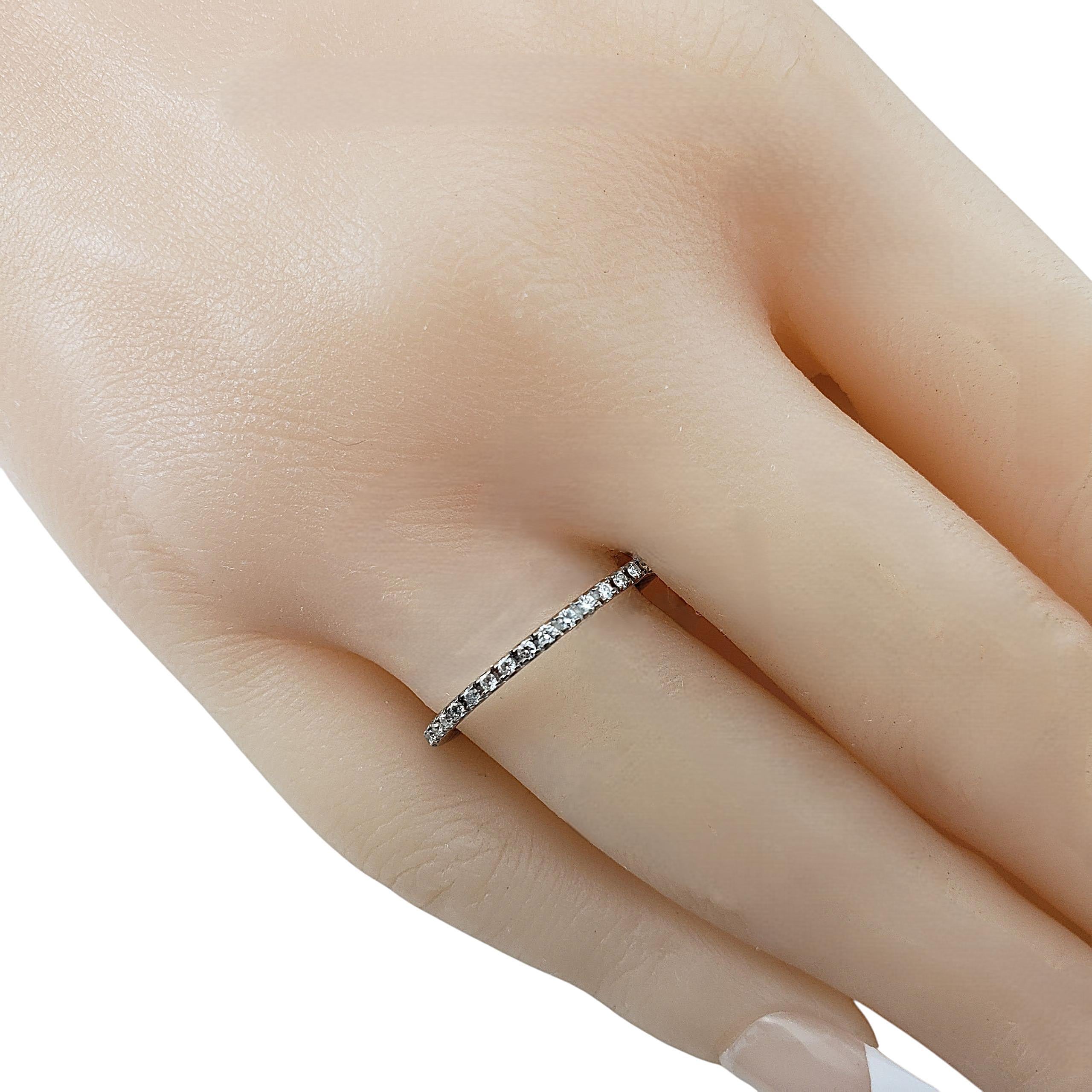 Anello a fascia per l'eternità con diamanti in oro bianco Spark 18 carati, misura 8 #22392 in vendita 2