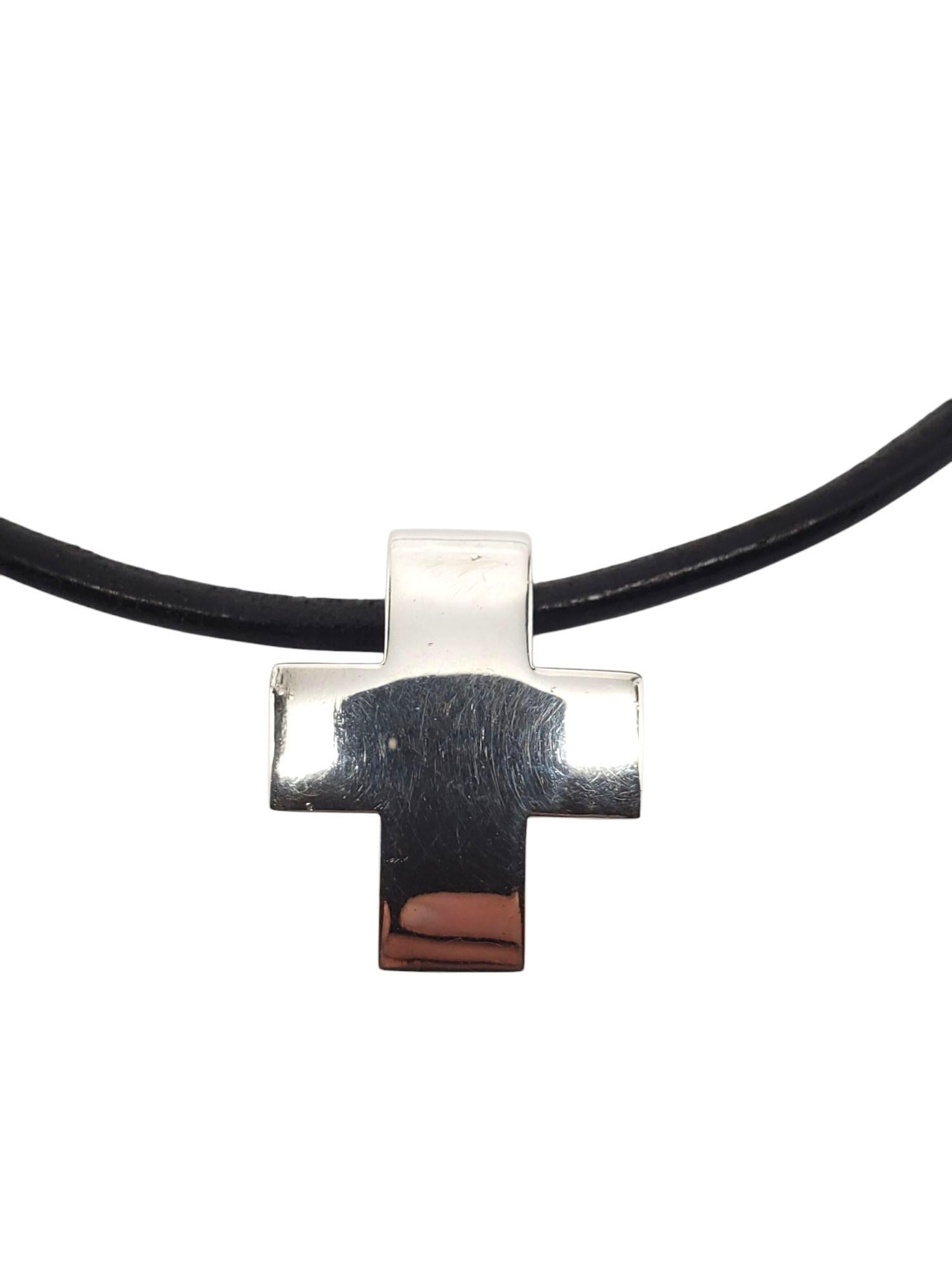 Colgante cruz de plata de ley de James Avery con cordón de cuero nº 21443 en Bueno estado para la venta en Washington Depot, CT