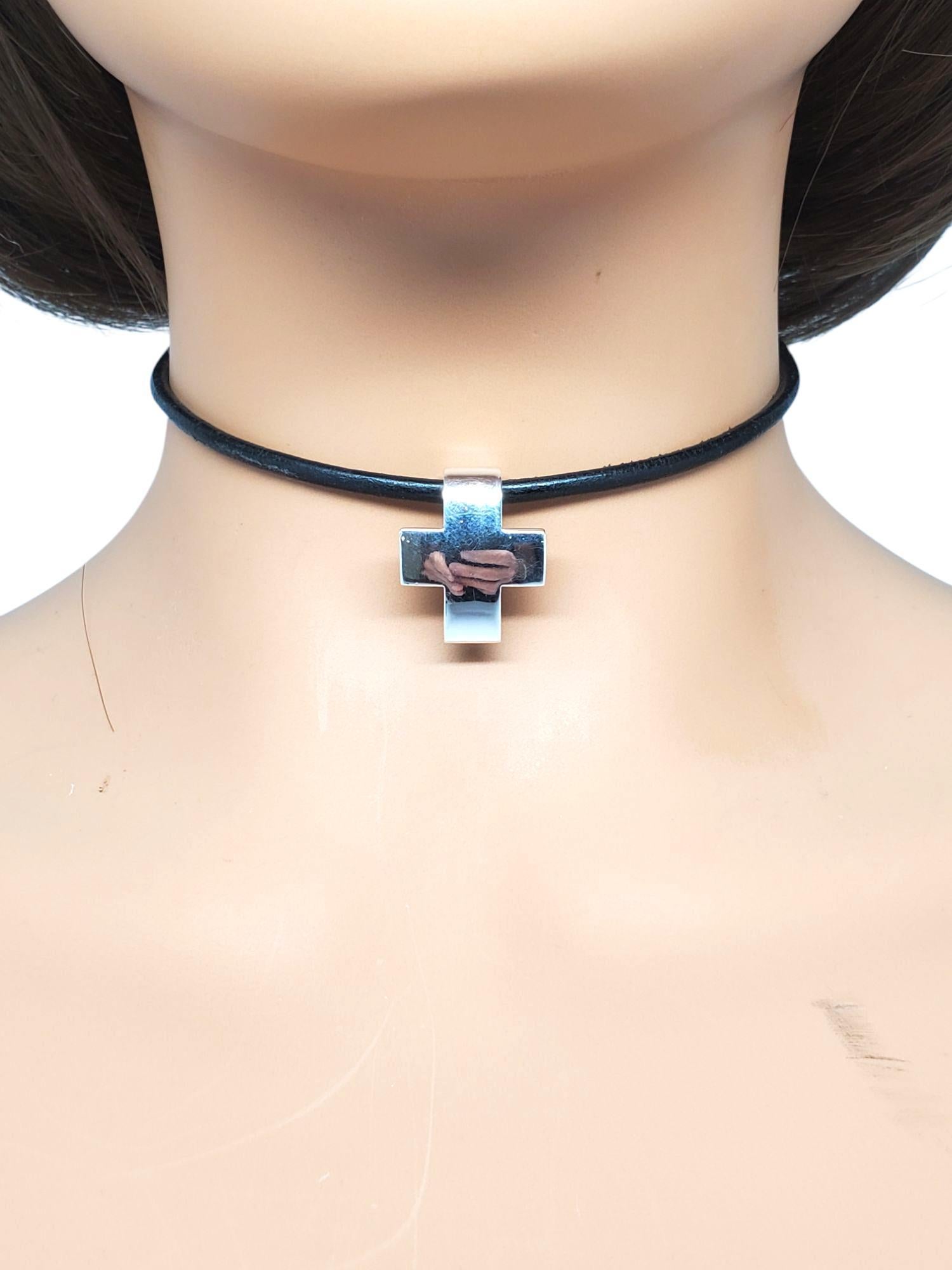 Colgante cruz de plata de ley de James Avery con cordón de cuero nº 21443 en venta 3