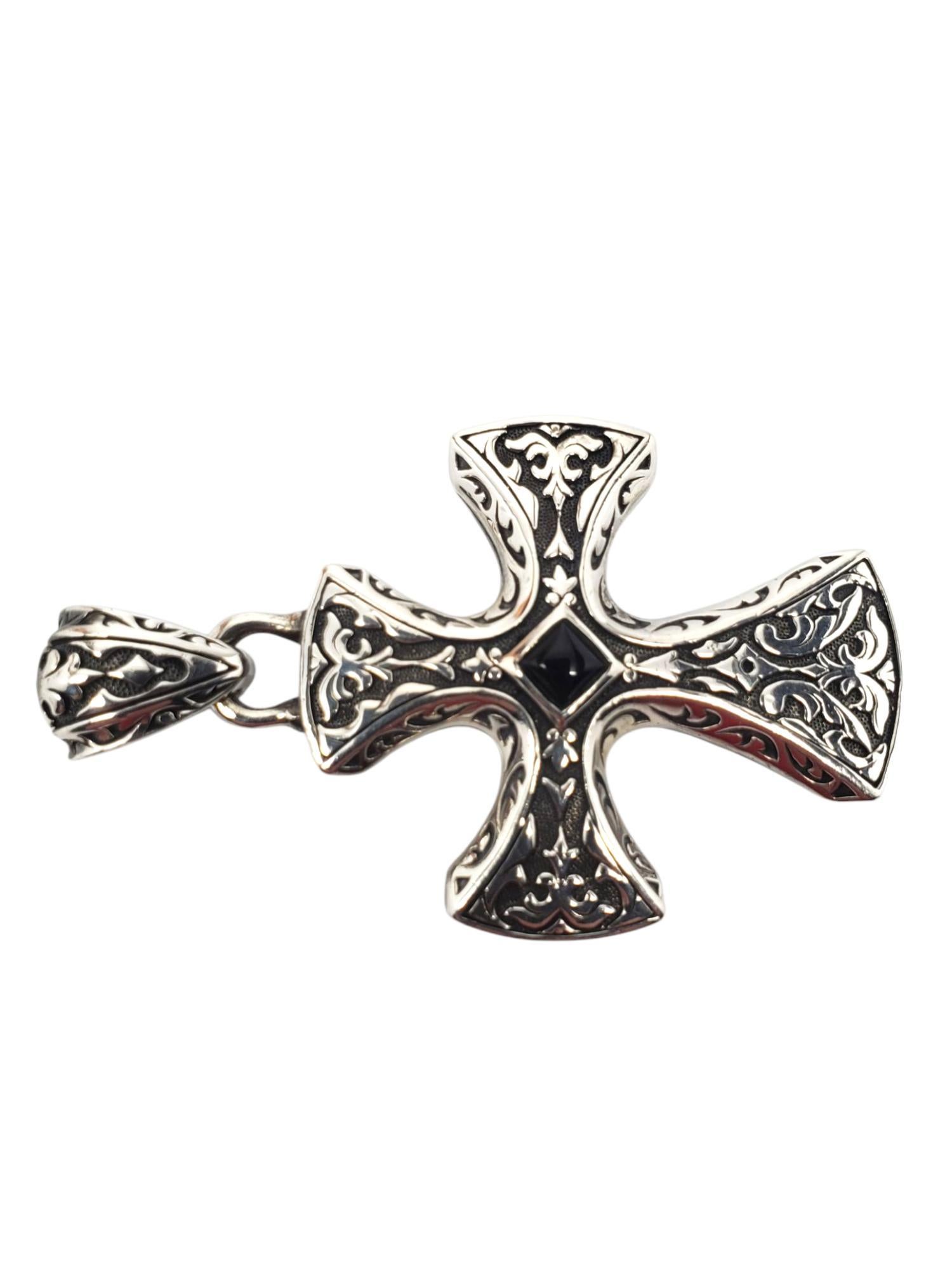 Colgante cruz de ónix de plata de ley Scott Kay -

Este atrevido colgante de cruz gótica de plata de ley de Scott Kay presenta un intrincado trabajo de volutas con un llamativo cabujón de ónice negro engastado en un bisel elevado.

Tamaño : 57 mm