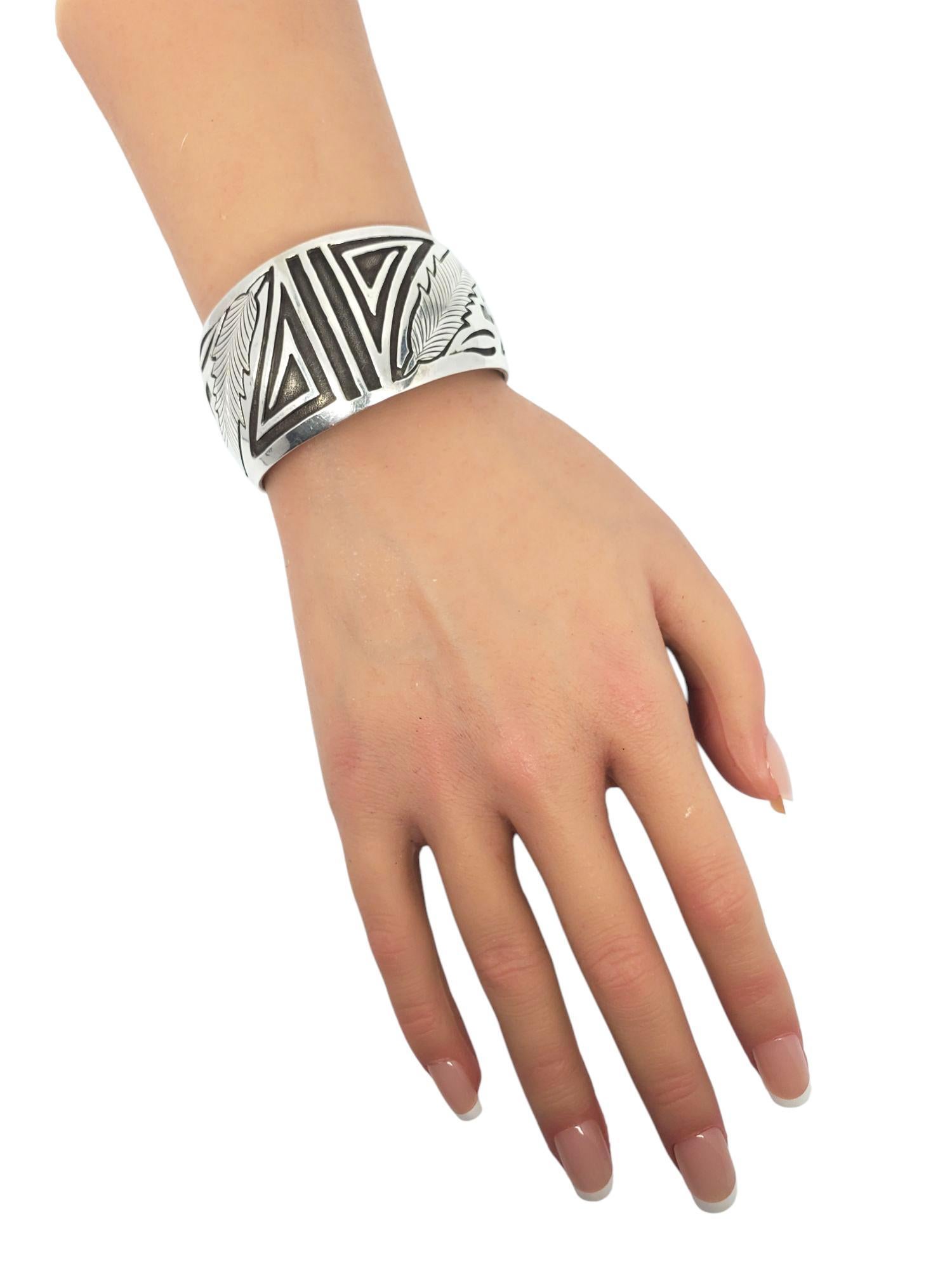 E. Harvey Brazalete de plata de ley para nativos americanos 

Esta pulsera brazalete vintage de los nativos americanos presenta un diseño geométrico y de plumas grabado en plata de ley, obra de E. Harvey.

Tamaño : 15 cm de circunferencia alrededor