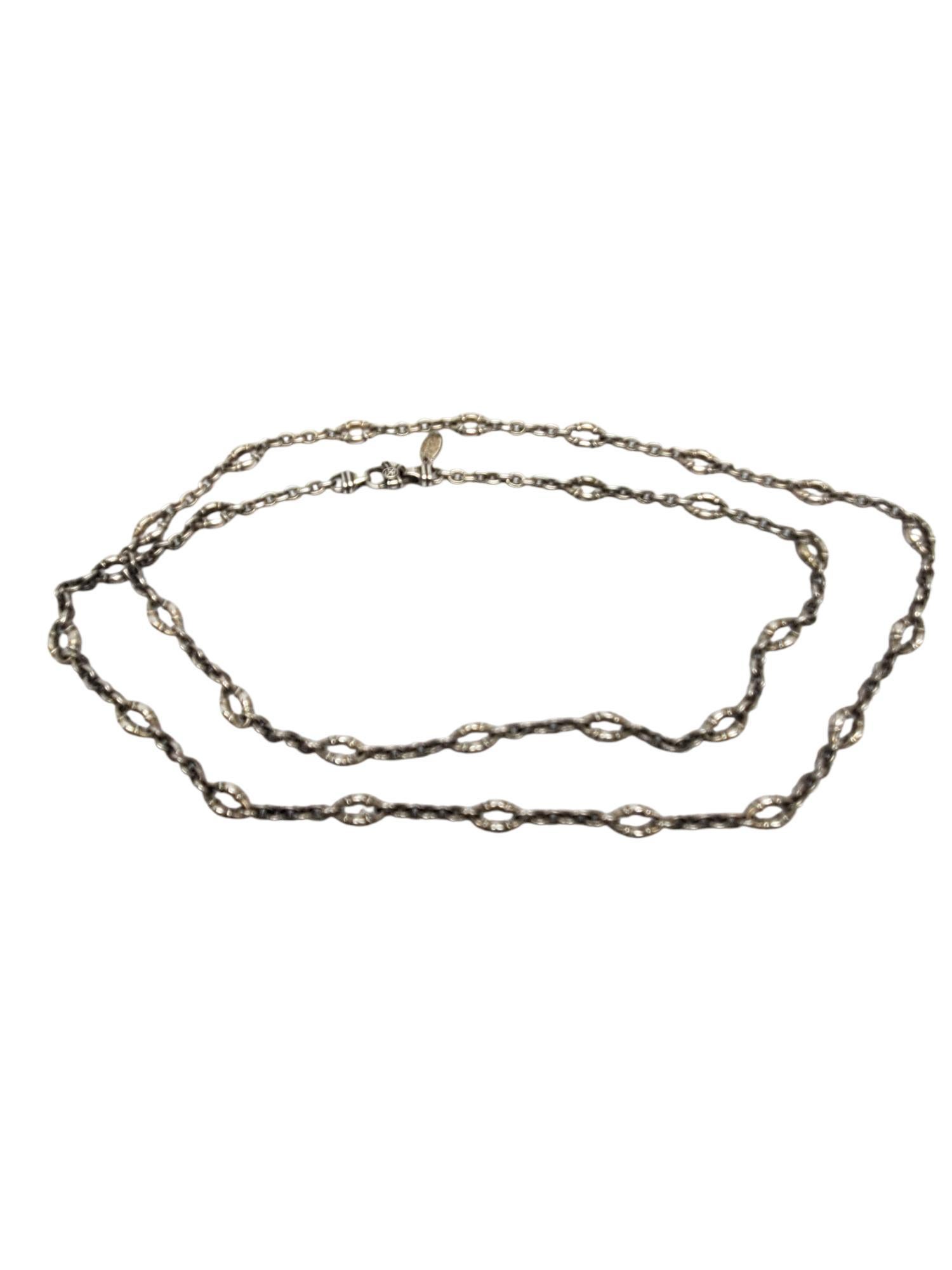 Collar Bolo Link de Plata de Ley Scott Kay 

Este collar vintage de Scott Kay presenta un diseño de eslabones estilo bolo con secciones de bucles ovalados texturizados en plata de ley con cierre de langosta y piedra de acento morada.

Tamaño: 36