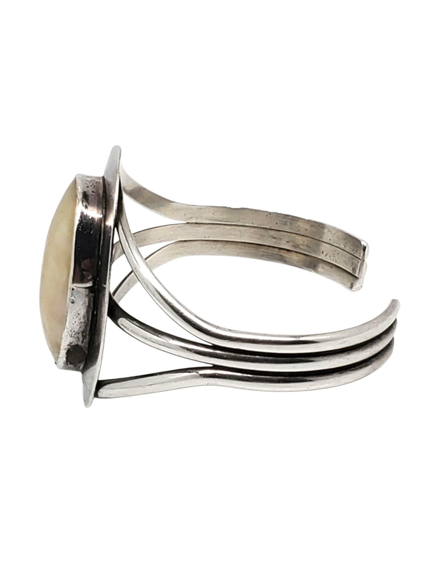 Pulsera brazalete de nácar de plata de ley de los nativos americanos -

Esta pulsera brazalete para nativos americanos lleva una madreperla ovalada (31,63 x 21,08 mm) engastada en una triple banda de plata de ley.

Tamaño : 6 1/4