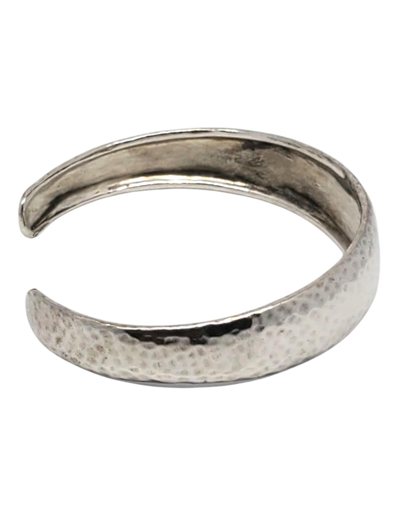 Gurham Bracciale in argento sterling martellato...

Questo bracciale vintage è caratterizzato da un design martellato in argento sterling di Gurhan.

Dimensioni: 6 1/4