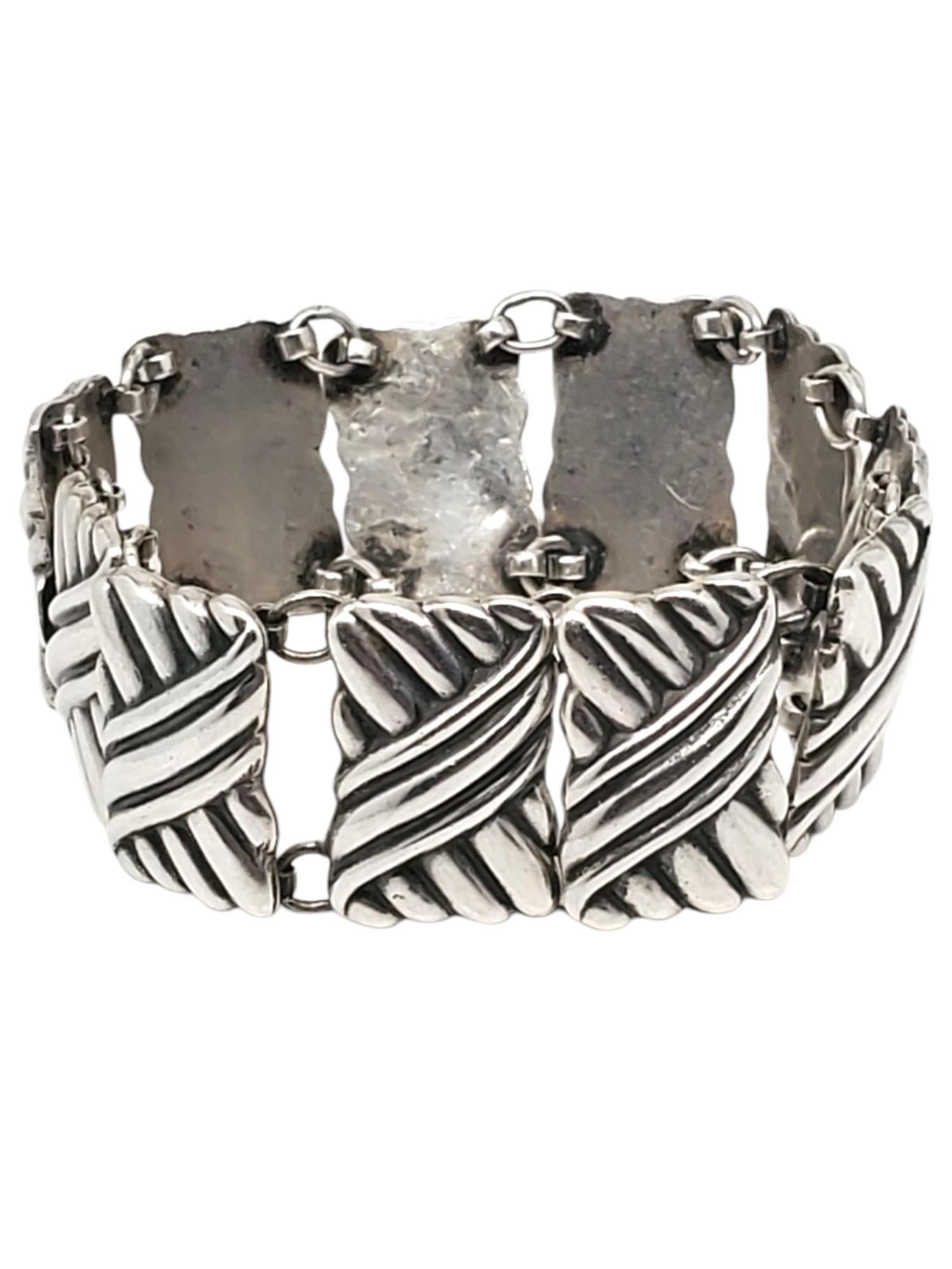 Los Castillo Taxco Mexico - Bracciale a maglie con pannello in sterling.

Questo braccialetto messicano vintage in argento sterling di Los Castillo presenta 5 pannelli collegati tra loro con una struttura a corda in rilievo diagonale, chiusura a