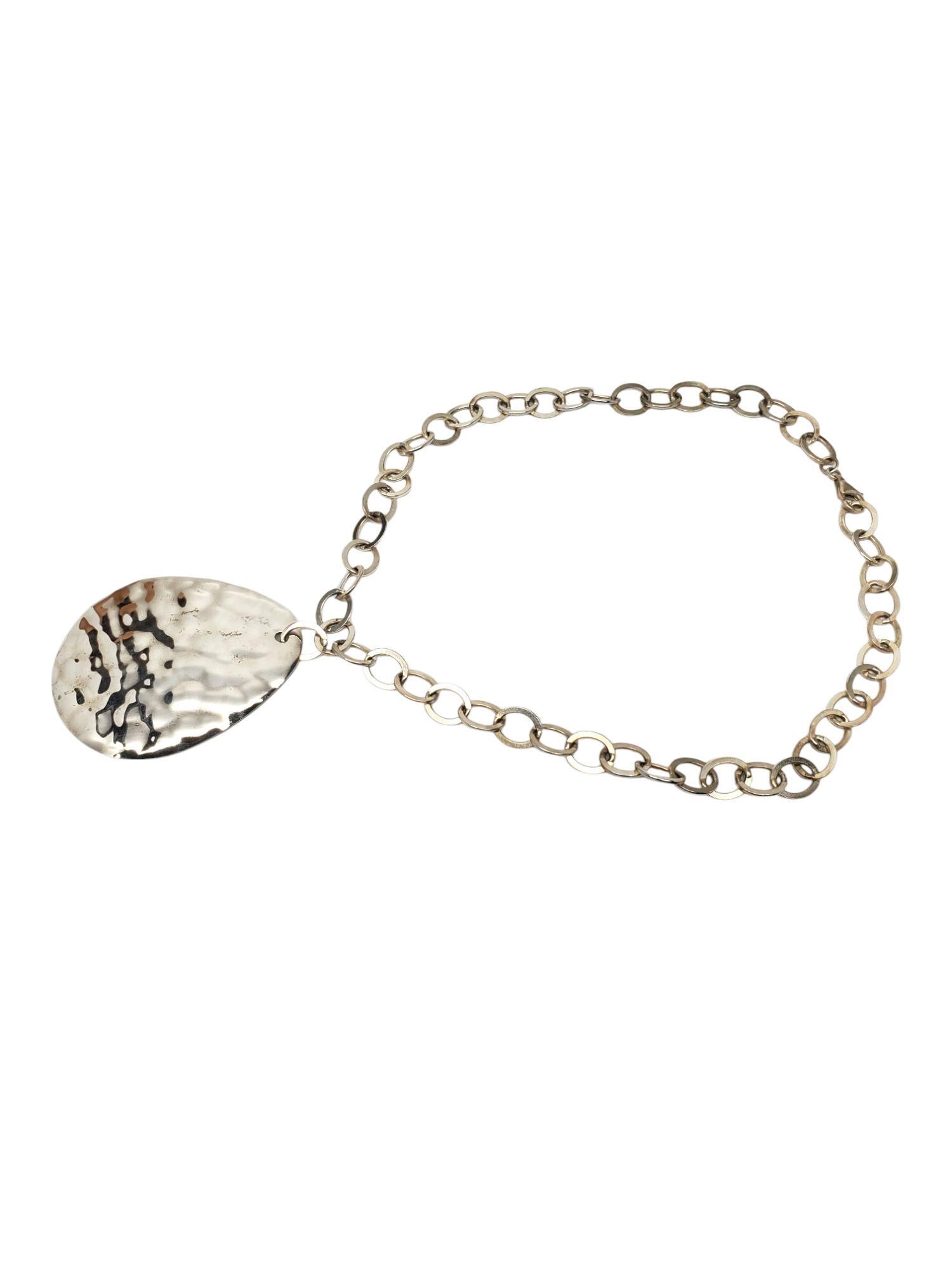 Silpada Collar Colgante Martillado Grande Plata de Ley-

Este precioso collar tiene un gran colgante martillado en forma de lágrima sobre una cadena de eslabones ovalados de 18