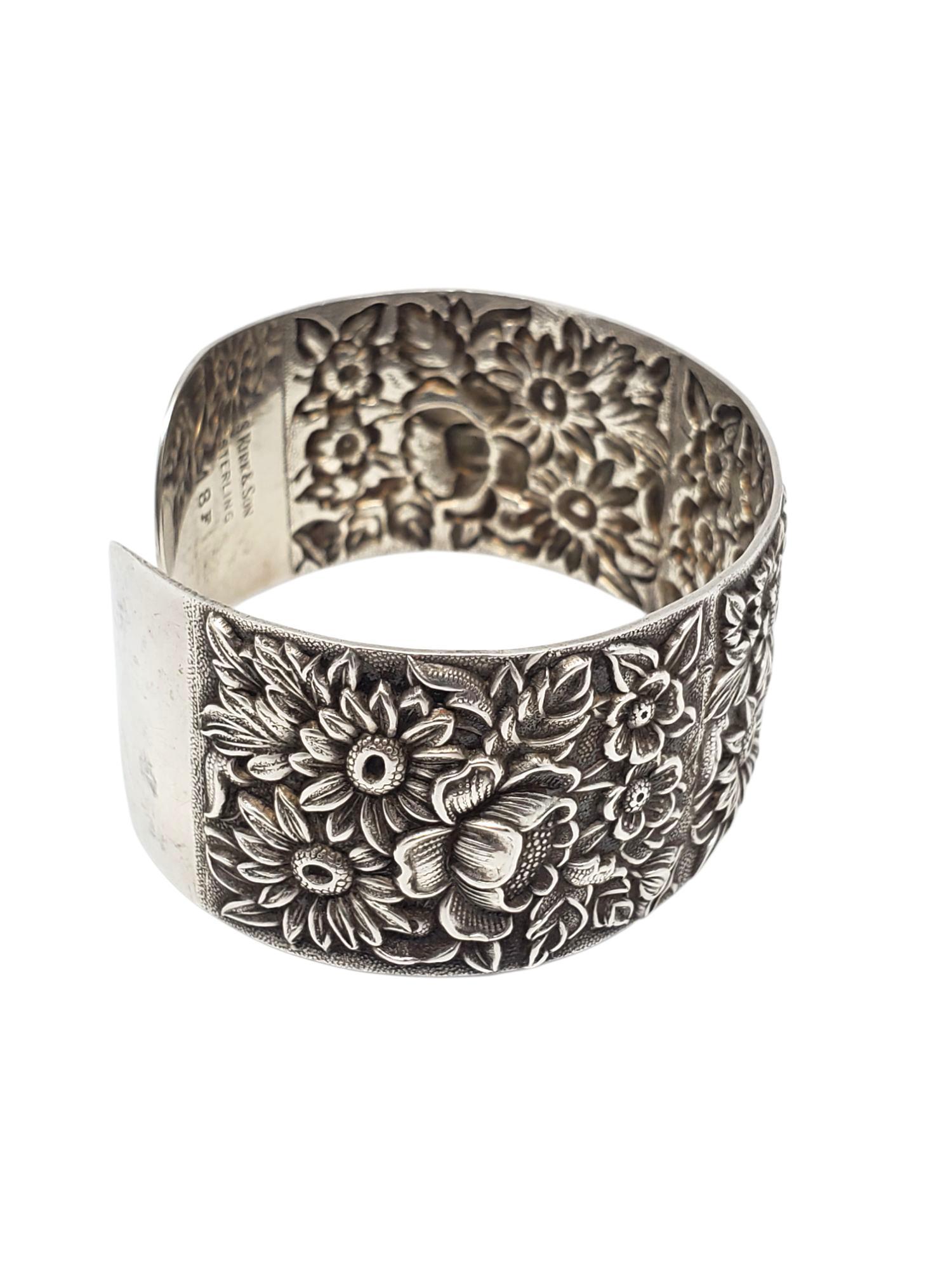 S. Kirk & Son Bracciale in argento Sterling con Repousse Floreale 

Questo bracciale vintage in argento sterling presenta un disegno floreale in repousse realizzato da S. Kirk & Son.

Misura: 7 di circonferenza interna - flessibile

1 1/4