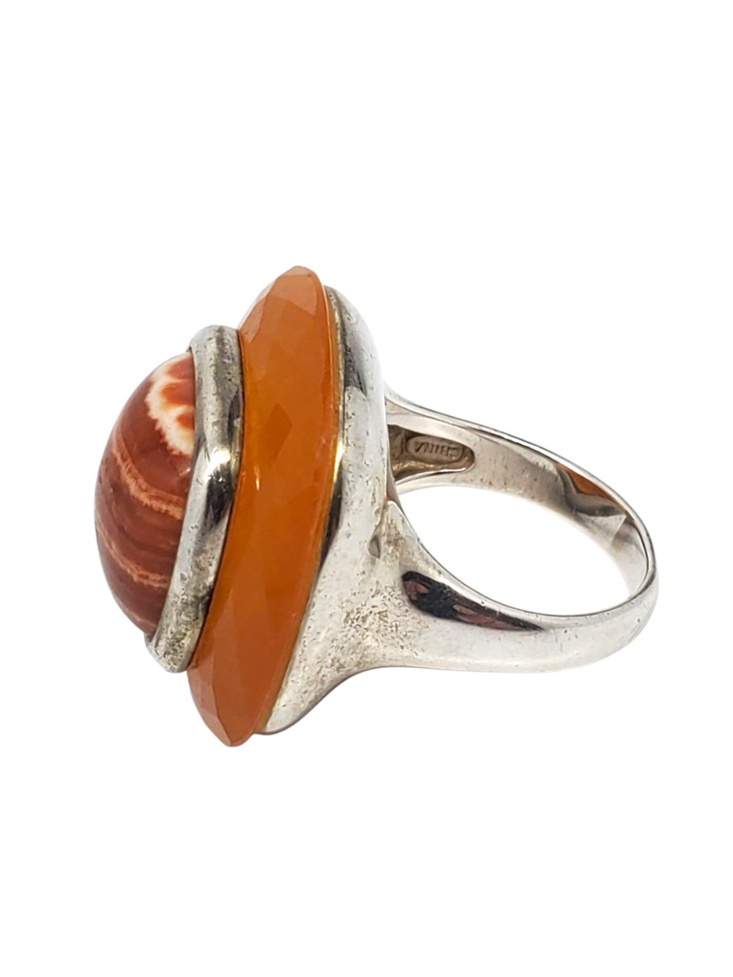 Whitney Kelly Anello con cupola di corniola in argento sterling 

Questo audace anello di Whitney Kelly presenta una corniola a bande (17,95 mm x 17,19 mm) al centro di una pietra sfaccettata arancione incastonata nell'argento sterling.

Gambo: 4,2