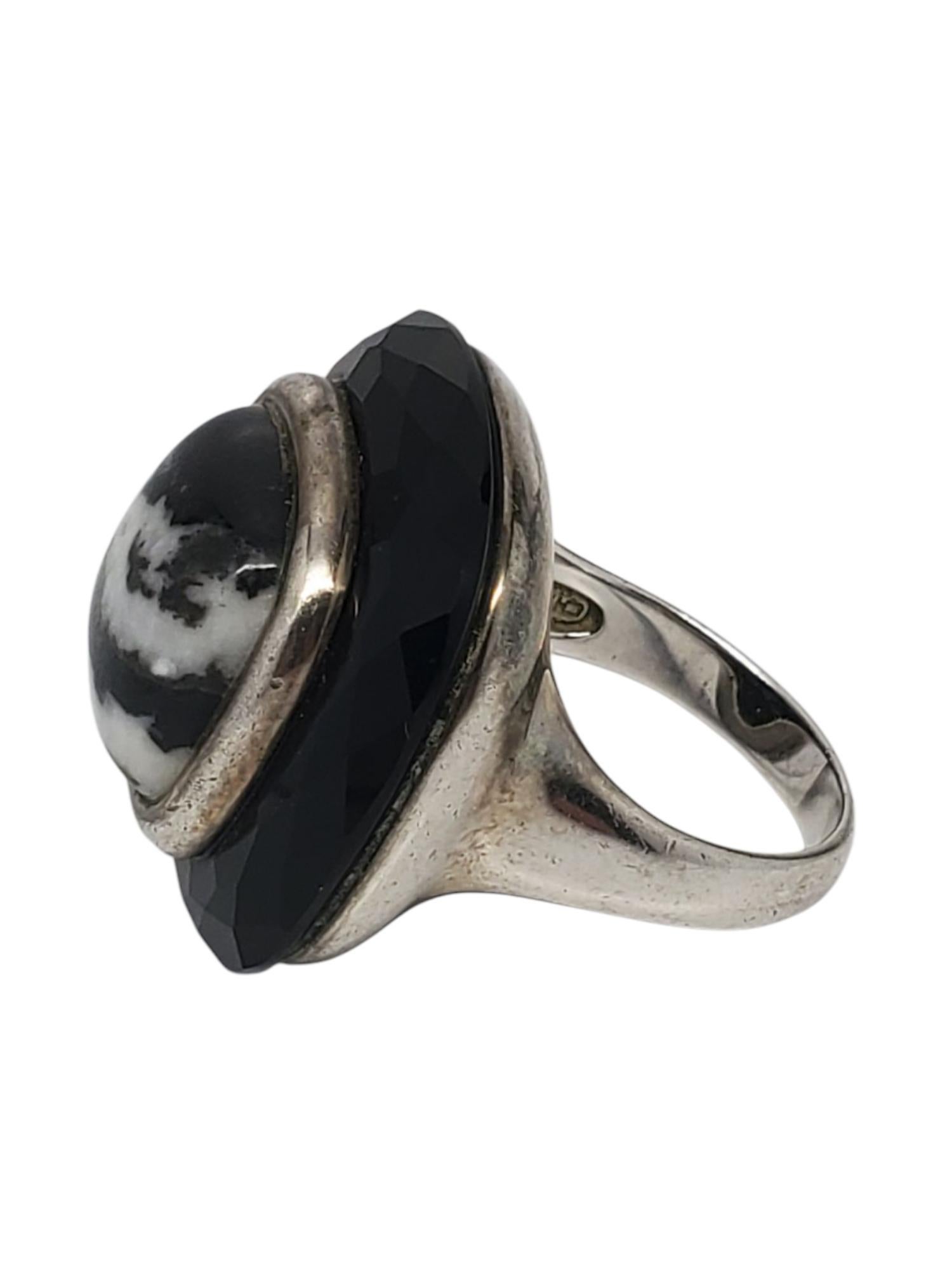 Whitney Kelly - Anello con cupola a strisce zebrate in argento sterling -

Questo audace anello di Whitney Kelly presenta una grande pietra zebrata (17,43 mm x 17,34 mm) al centro di una base di pietra nera sfaccettata incastonata nell'argento