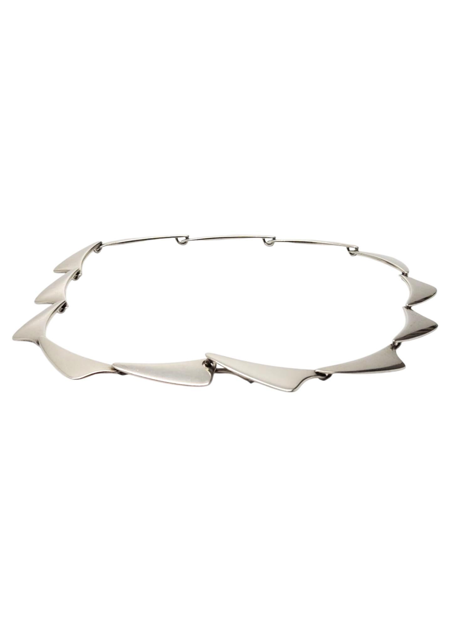 Aarre & Krogh Collana Modernista Danese in Argento Sterling -

Questa collana vintage modernista danese di Aarre & Krogh è caratterizzata da eleganti maglie scultoree dal design fluido di metà secolo realizzate in argento sterling.
Orecchini
