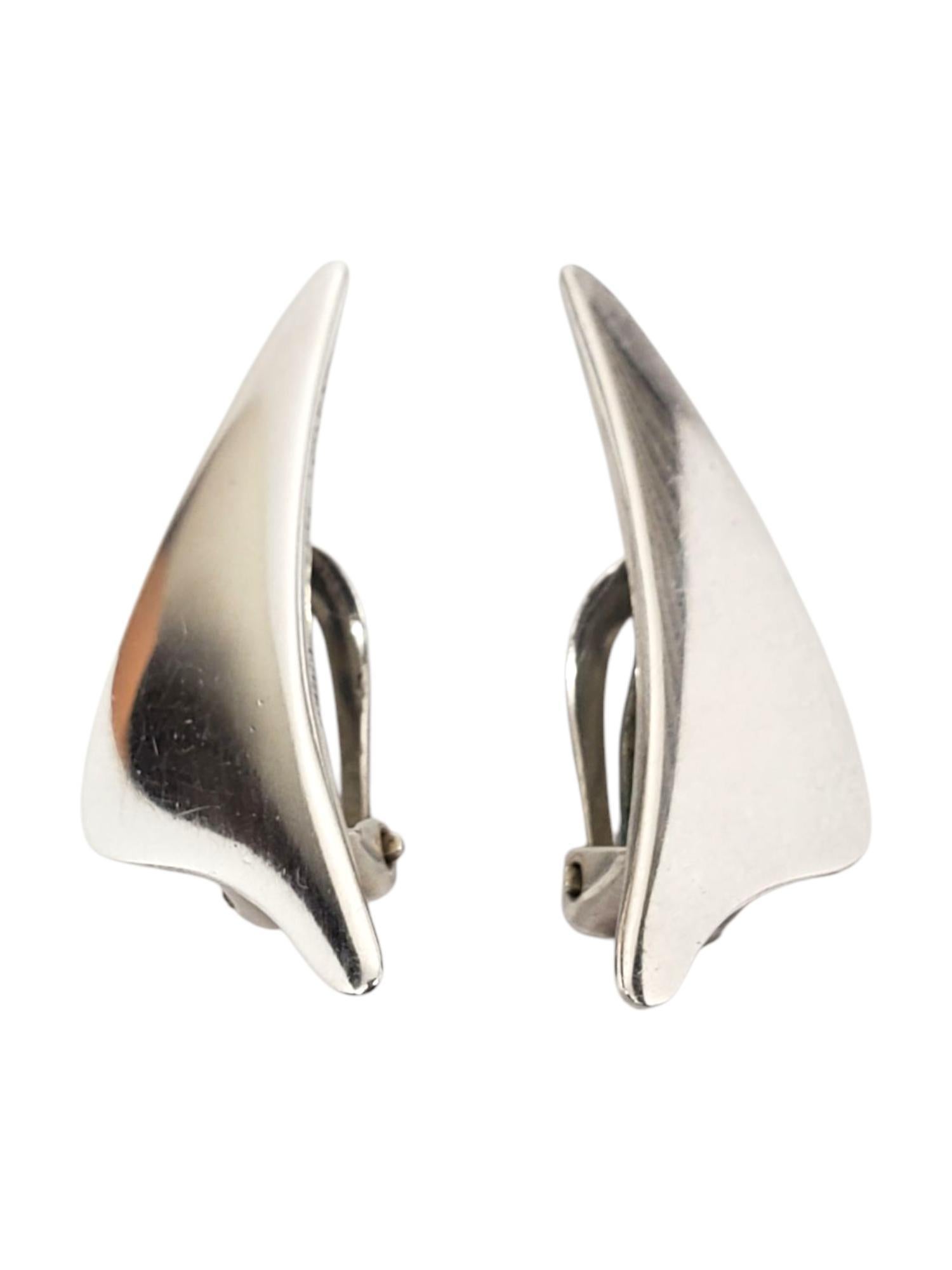 Aarre & Krogh - Orecchini a clip in argento danese -

Questi orecchini a clip vintage modernisti danesi di Aarre & Krogh sono caratterizzati da eleganti maglie scultoree con un design fluido di metà secolo realizzato in argento sterling.
Collana