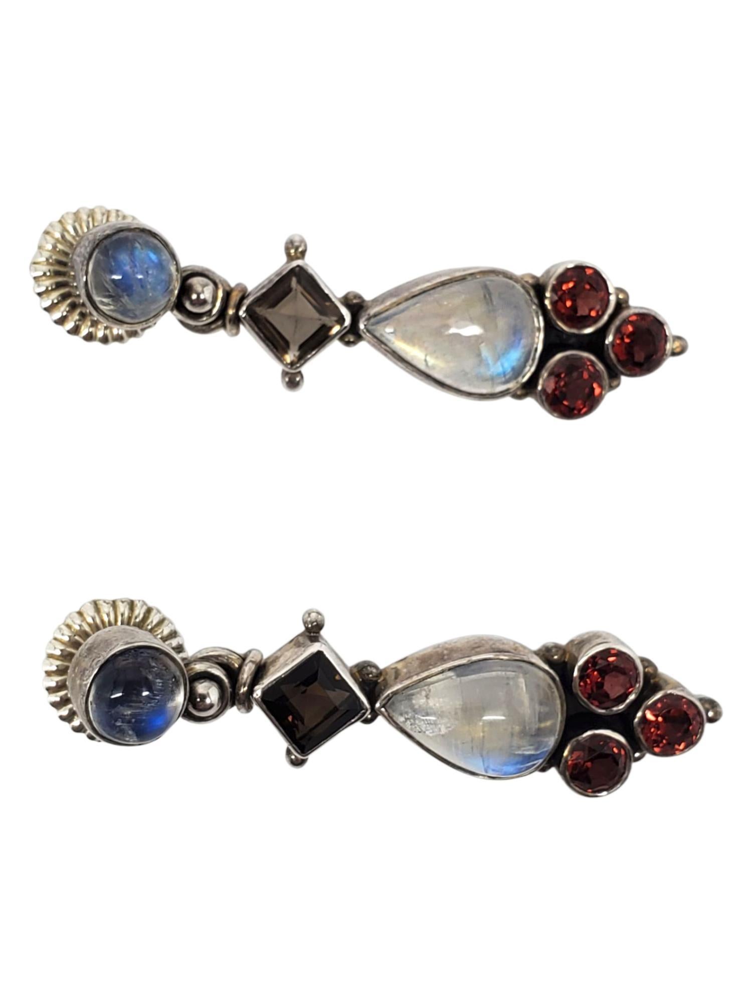 India NB Orecchini con pietra di luna in argento sterling -

Questi deliziosi orecchini pendenti sono caratterizzati da pietra di luna, granato e quarzo scuro incastonati in un design a goccia in argento sterling di India NB.

Dimensioni: 1 3/4