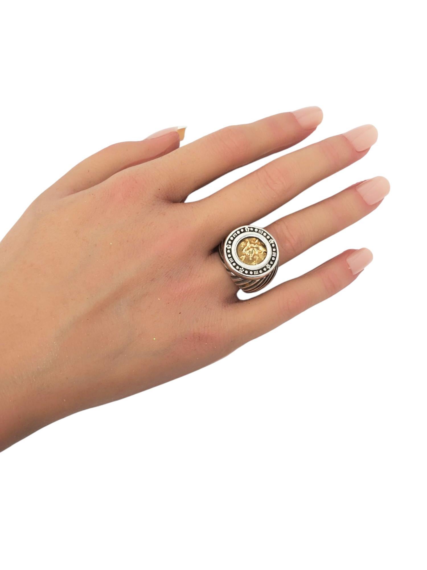 Anello Signet Tagliomanti Menegatti in argento sterling 14 carati -

Questo audace anello italiano di Tagliomanti Flli Menegatti presenta una moneta romana in rilievo al centro in tonalità oro ed è incorniciato da un bordo di perline su una fascia