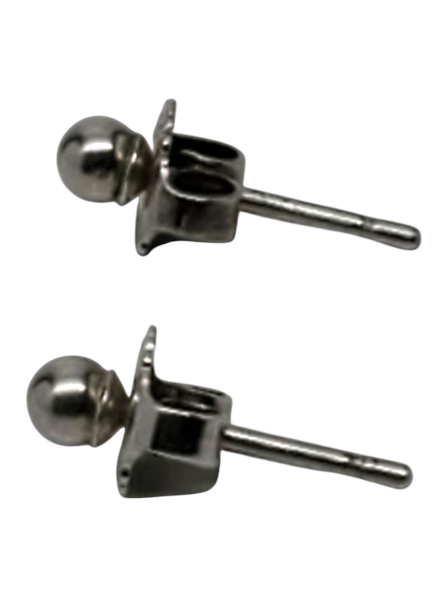 James Avery - Boucles d'oreilles boules en argent sterling

Ces boucles d'oreilles classiques de James Avery présentent un design simple en forme de boule en argent sterling.

Taille : 3 mm de large

Poids : 0,60 gr / 0,3 dwt.

Estampillé : AVERY