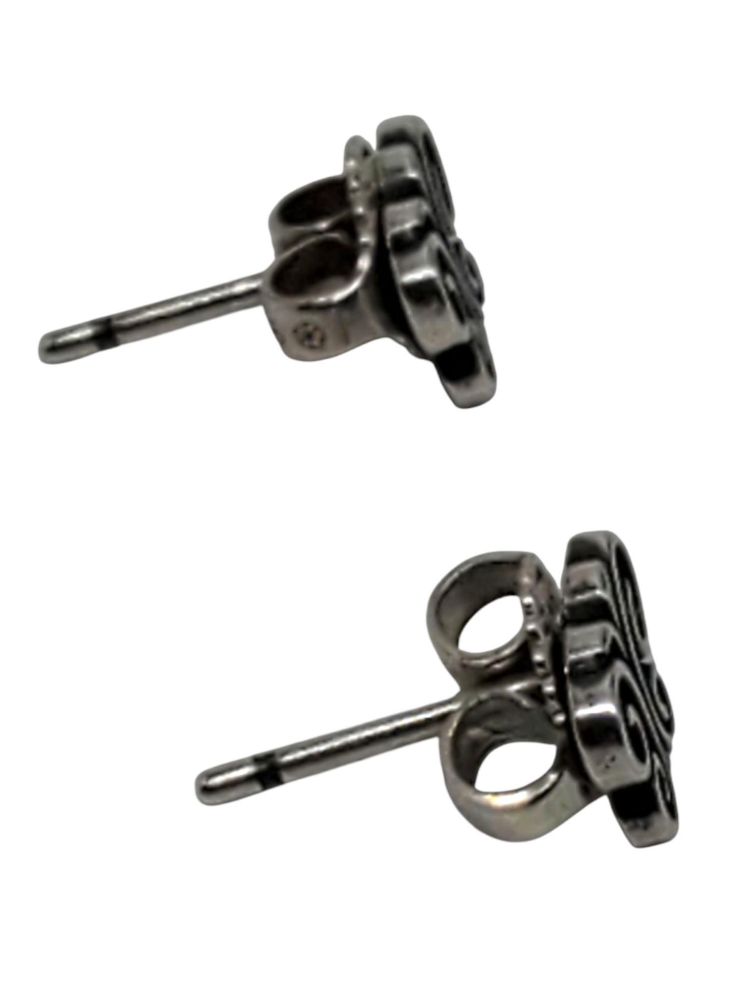James Avery - Boucles d'oreilles papillon en argent sterling

Ces petites boucles d'oreilles de James Avery sont composées d'un papillon en argent sterling avec des détails en forme de tourbillon oxydé.

Taille : environ 8 mm de large

Poids : 1,03
