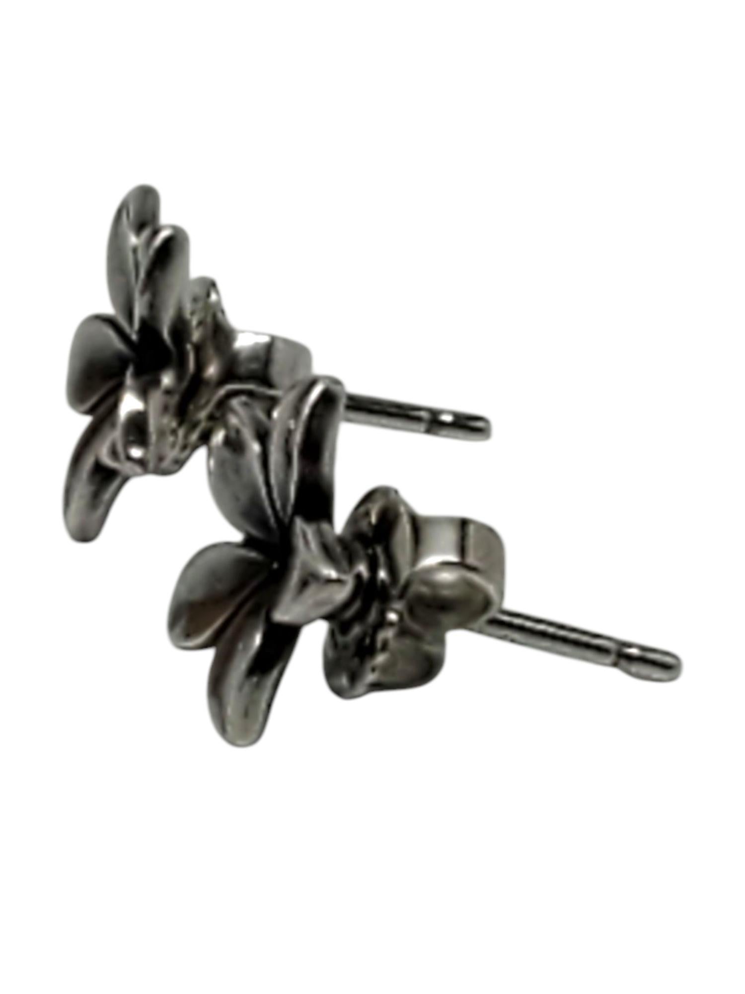 James Avery Sterling Silver Flower Stud Earrings -

Ces charmantes boucles d'oreilles en argent sterling de James Avery présentent un design à 5 pétales avec des détails oxydés.

Taille : 10 mm de large

Poids : 1,67 gr / 1,0 dwt.

Estampillé :